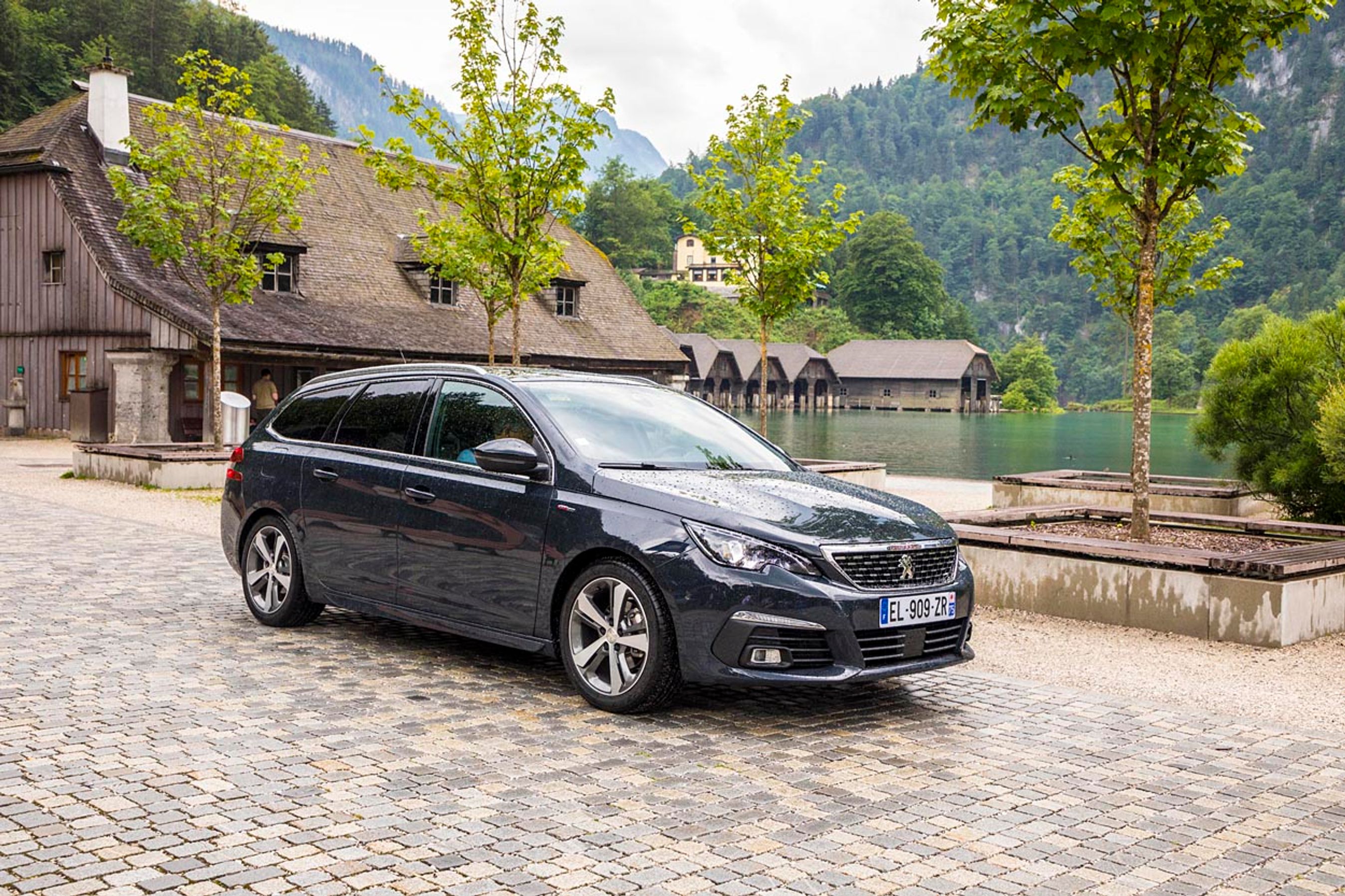 Der er små forandringer i forbindelse med faceliftet. Topmodellerne får LED-forlygter, og alle modeller får LED-baglygter. Den nemmeste måde at genkende den faceliftede model er radaren under nummerpladen, som den automatiske nødbremse benytter.