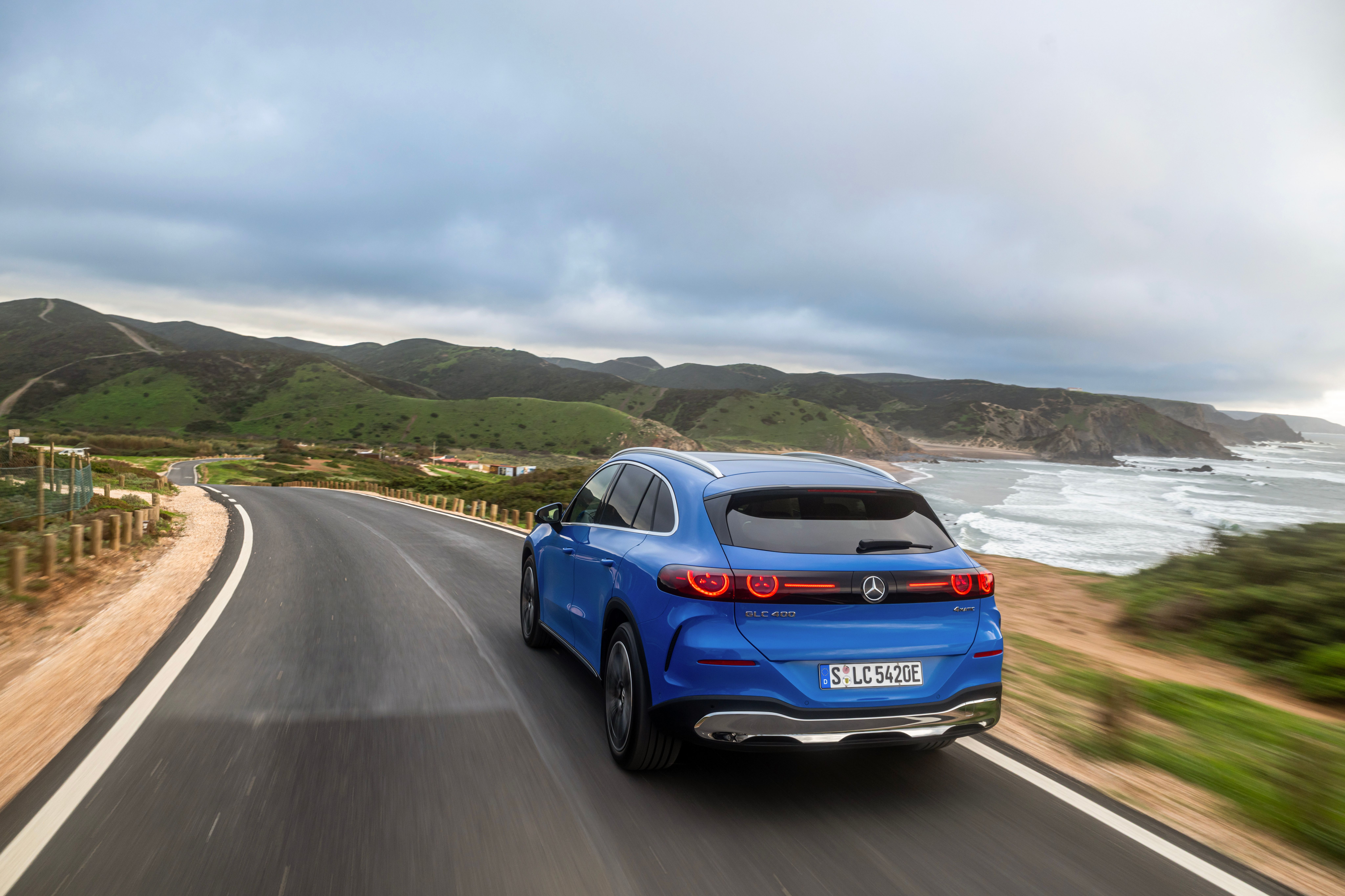 Mercedes-Benz GLC set bagfra, mens den kører langs kyst