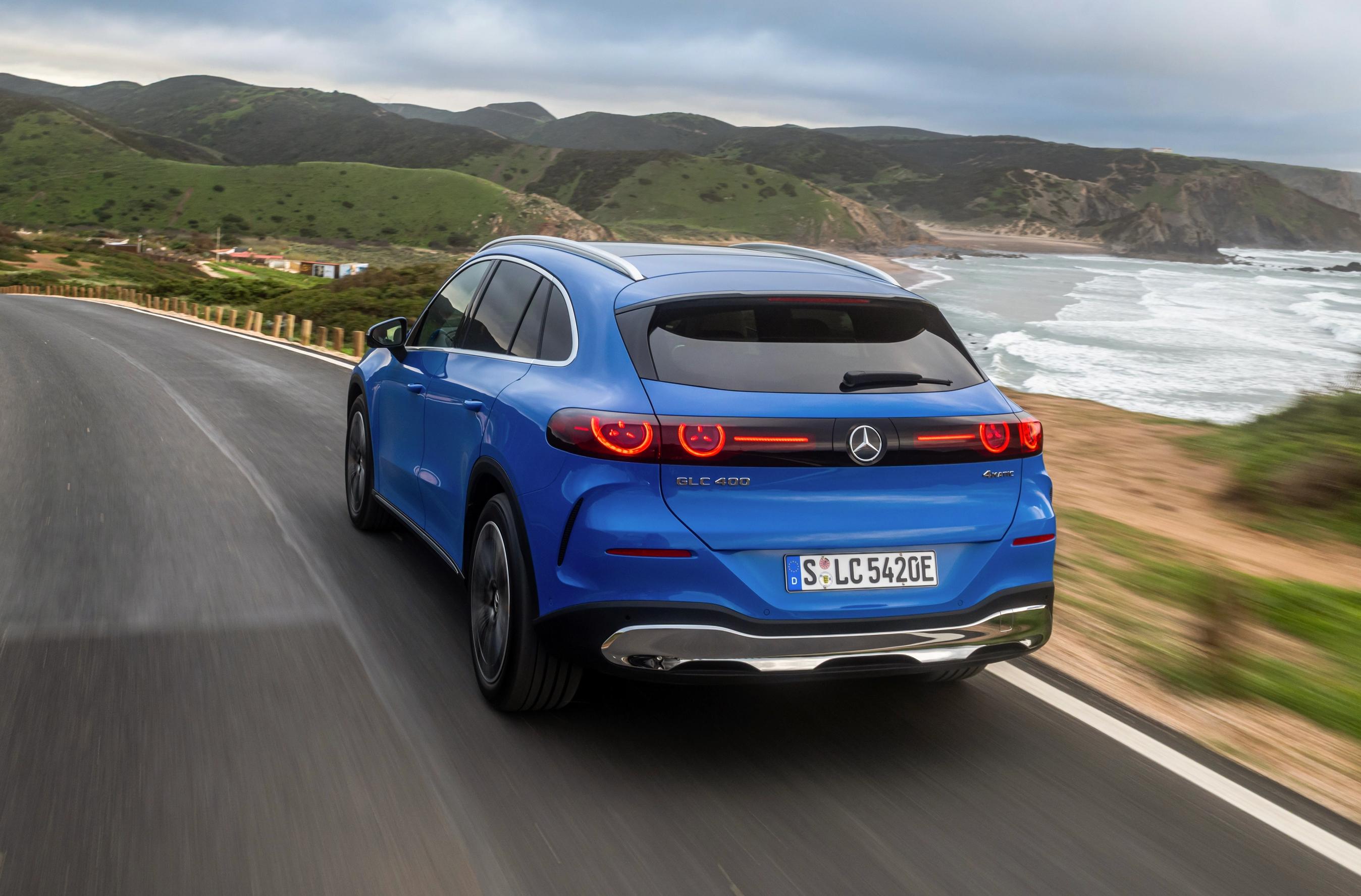 Mercedes-Benz GLC set bagfra, mens den kører langs kyst