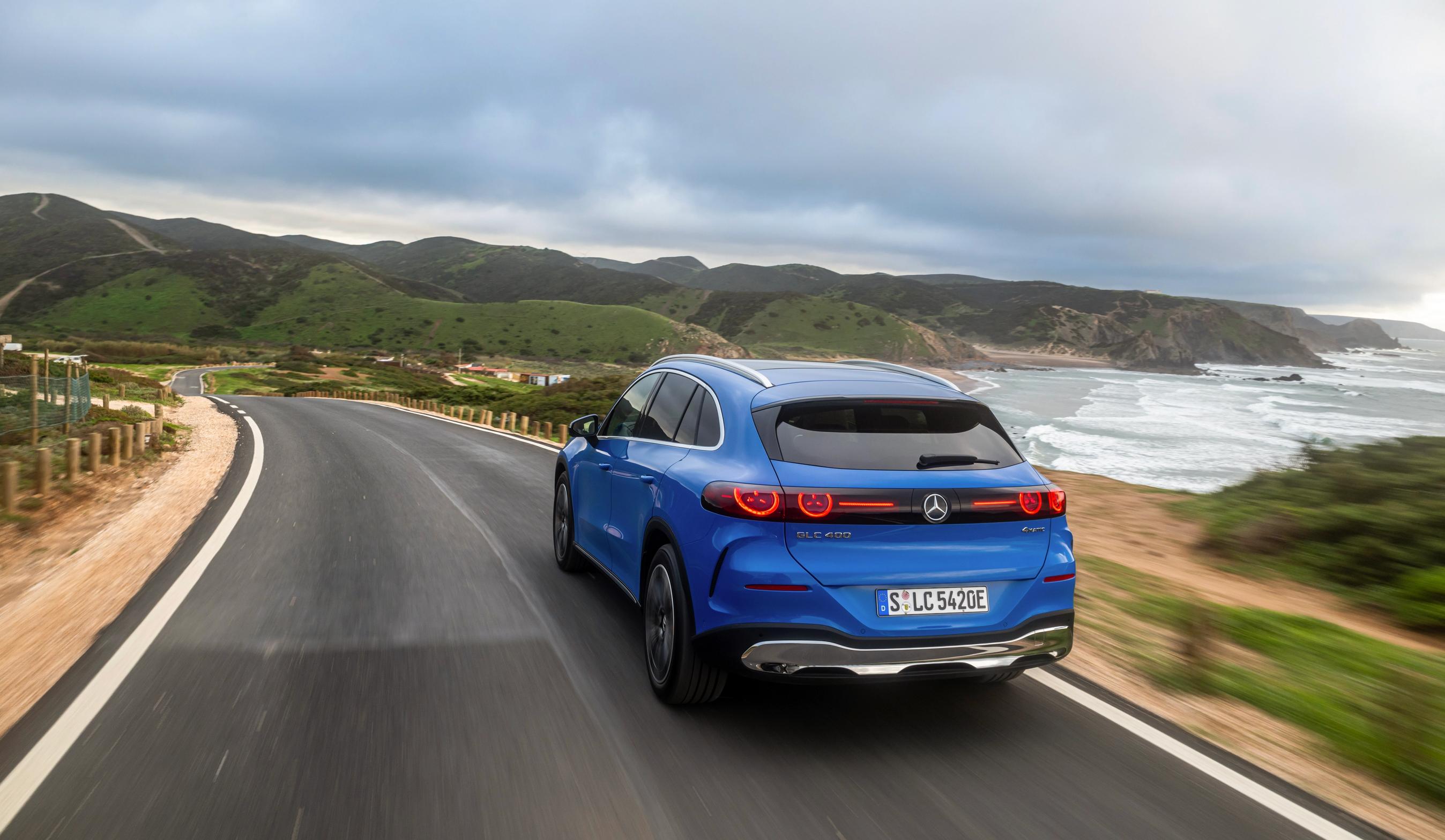 Mercedes-Benz GLC set bagfra, mens den kører langs kyst