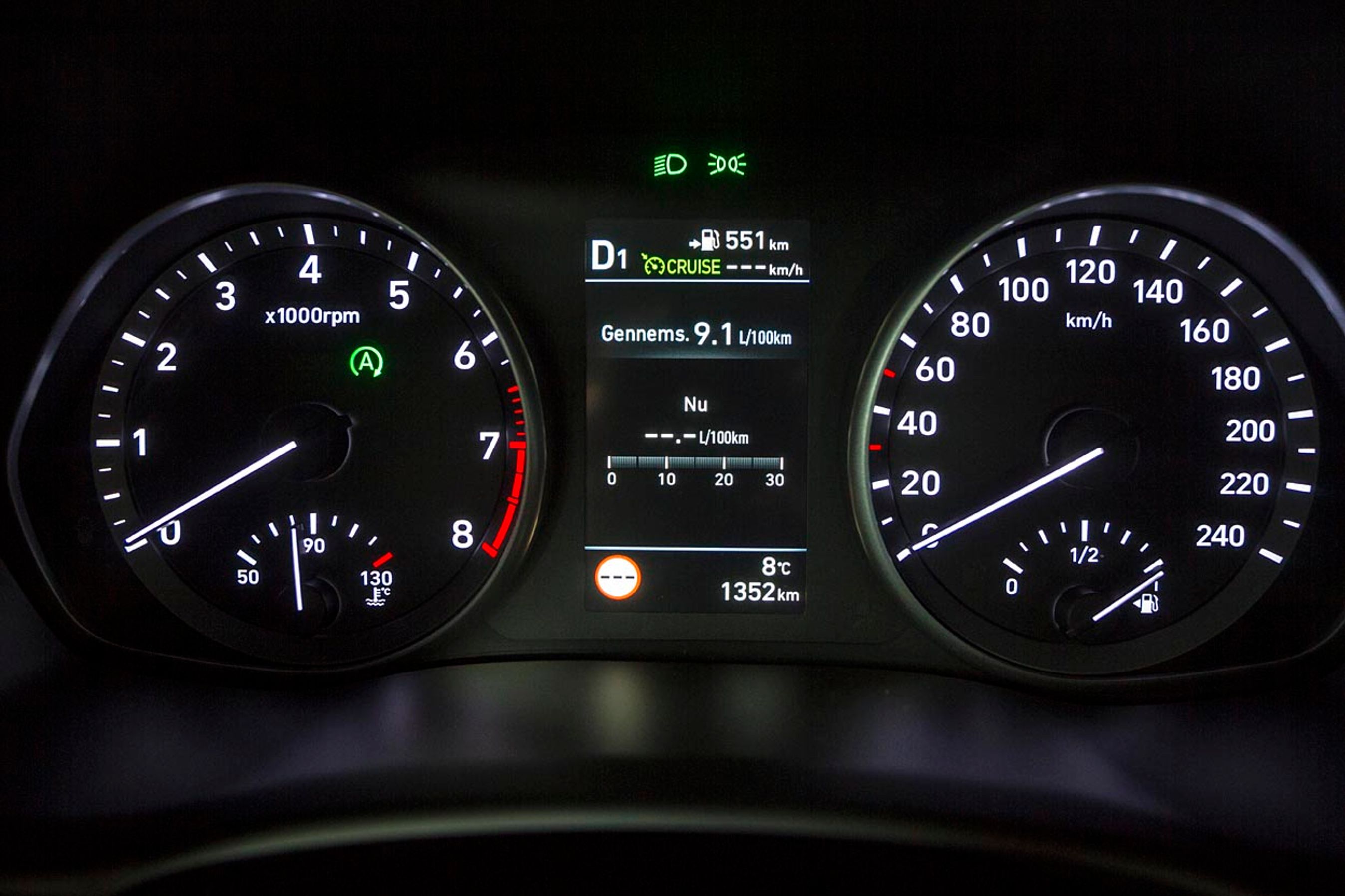 Instrumenthuset er stadig analogt, bortset fra den lille centerskærm, men er klart og tydeligt. 