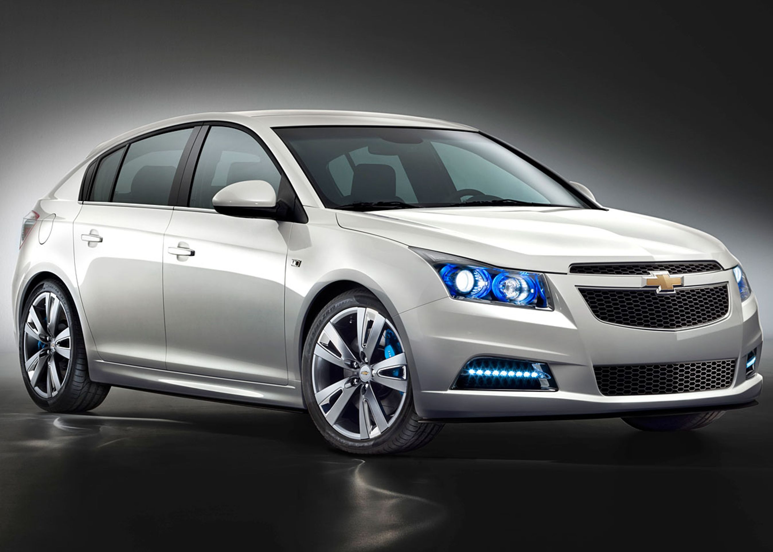 Blå forlygter og meget store fælge skal signalere, at der er tale om en "showcar". Ellers ser vi den bil, der lanceres til sommeren 2011.