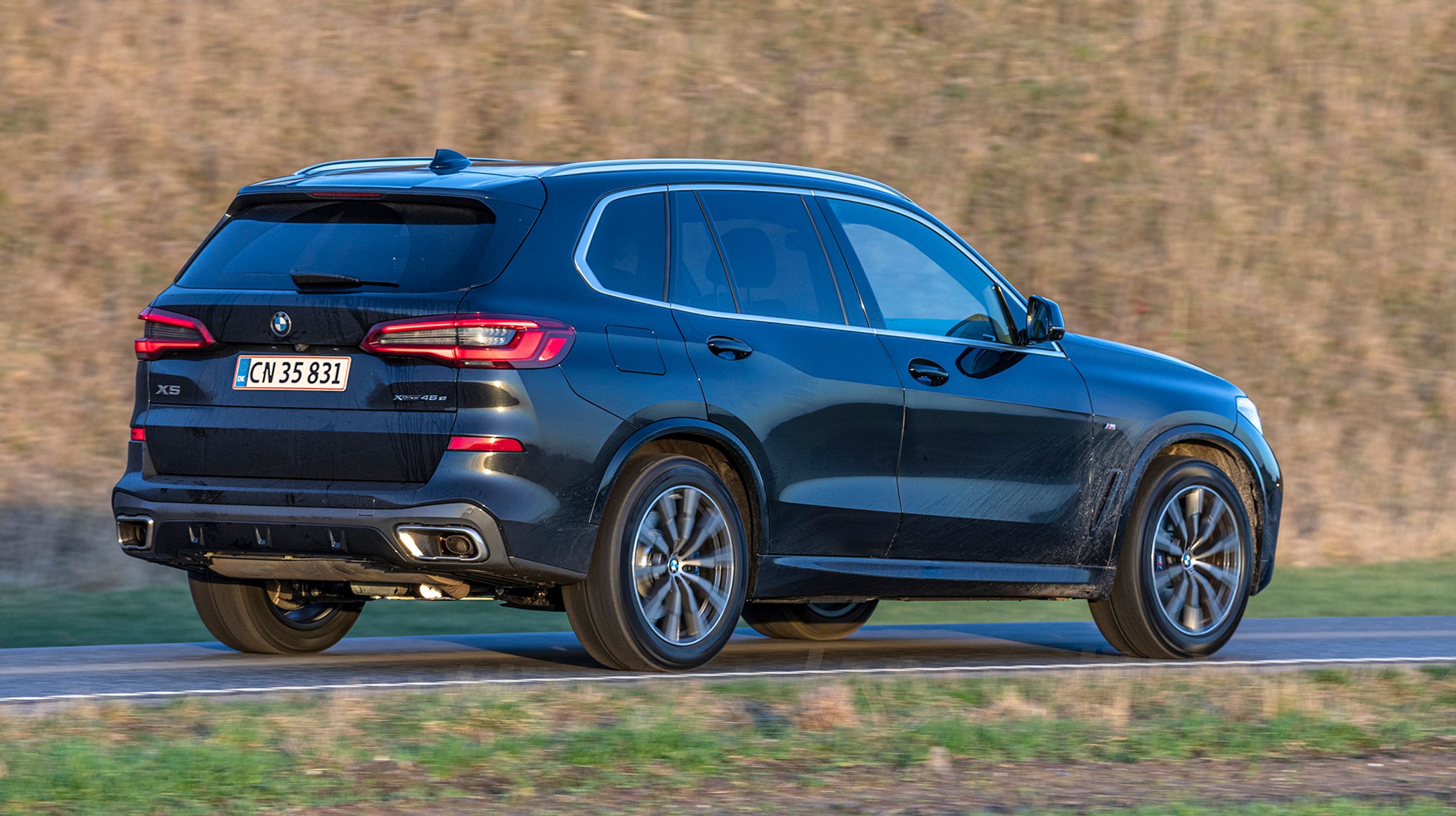 Set alene som her ser X5 normal ud i størrelsen, men mærker, at den er kæmpestor, når man skal parkere den ved en normal p-plads. 