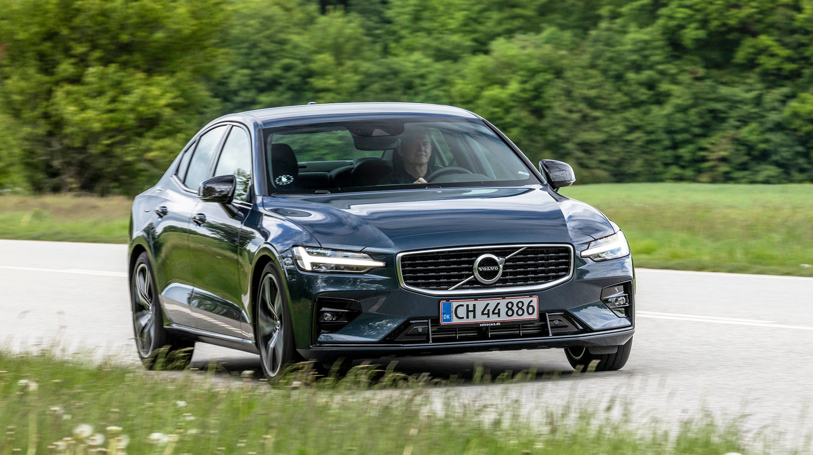 Fronten indeholder den typiske Volvo-grill, men linjerne omkring forlygter og spoiler er gjort en del mere sportslige end normalt.