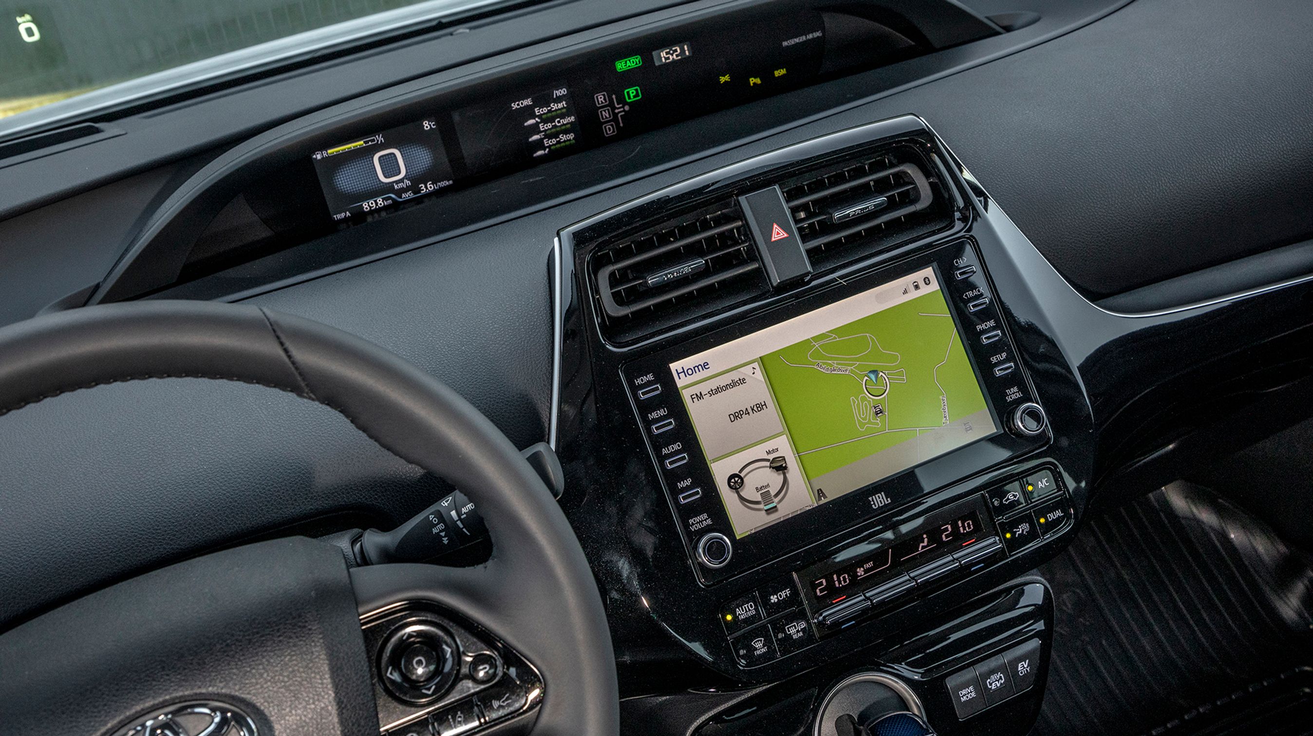 Skærmen i midten rummer bl.a. navigationsanlægget og styres ved tryk på skærmen.