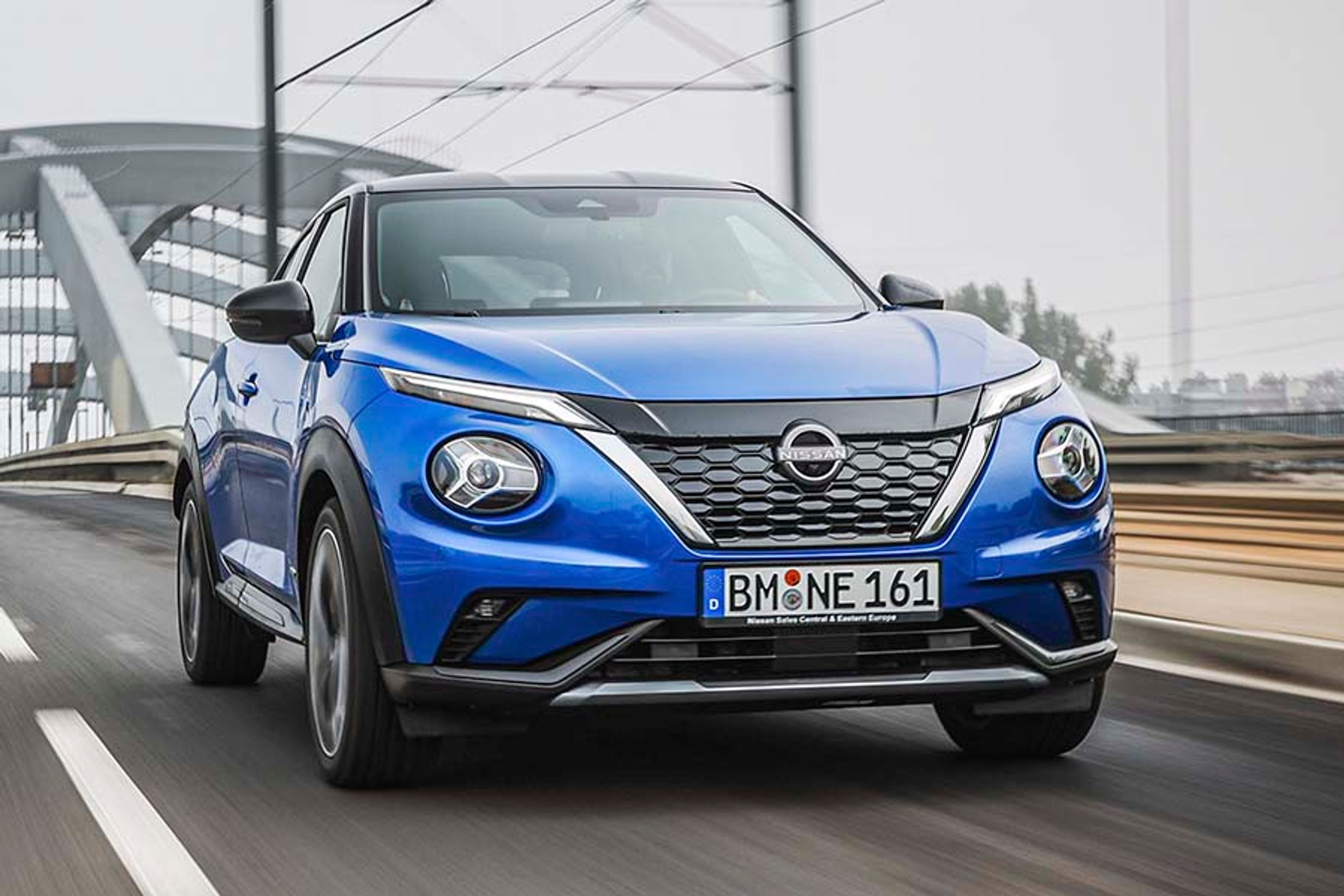 Nissan Juke kommer nu i en hybridudgave med en 1.6-liters benzinmotor, der arbejder sammen med en elmotor og en kringlet gearkasse, der løbende sørger for, at benzinmotoren og elmotoren arbejder på skift.
