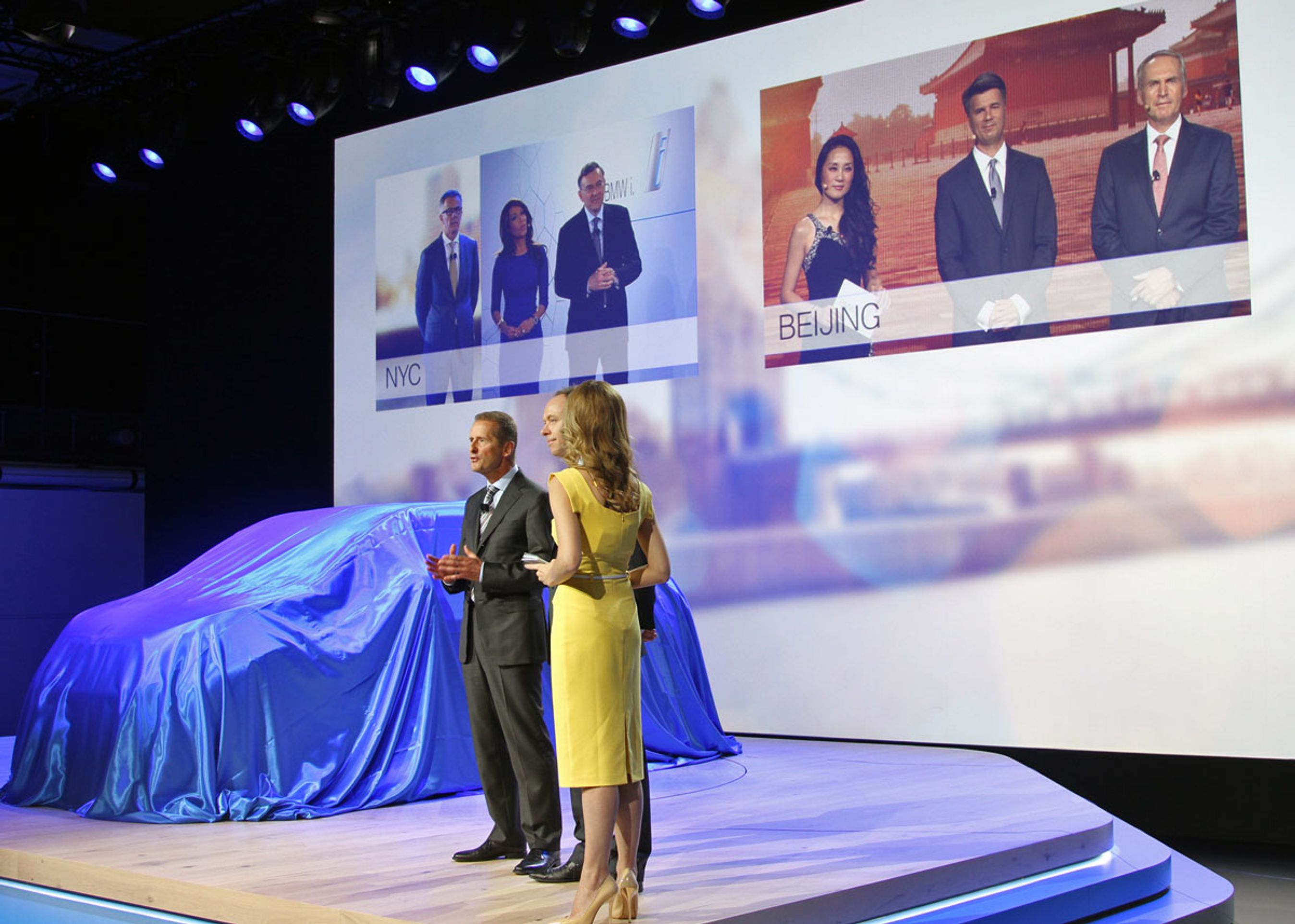 BMW holdt verdenspremieren simultant i London (eftermiddag), New York City (morgen) og Beijing (aften). De tre lokaliteter kunne følge med hos de to andre via store skærme. Hvert sted var to BMW-direktører og en lokal, kendt tv-personlighed i centrum. Med storby-temaet ville BMW vise, at i3 især er udviklet til megacities, altså meget store byer.