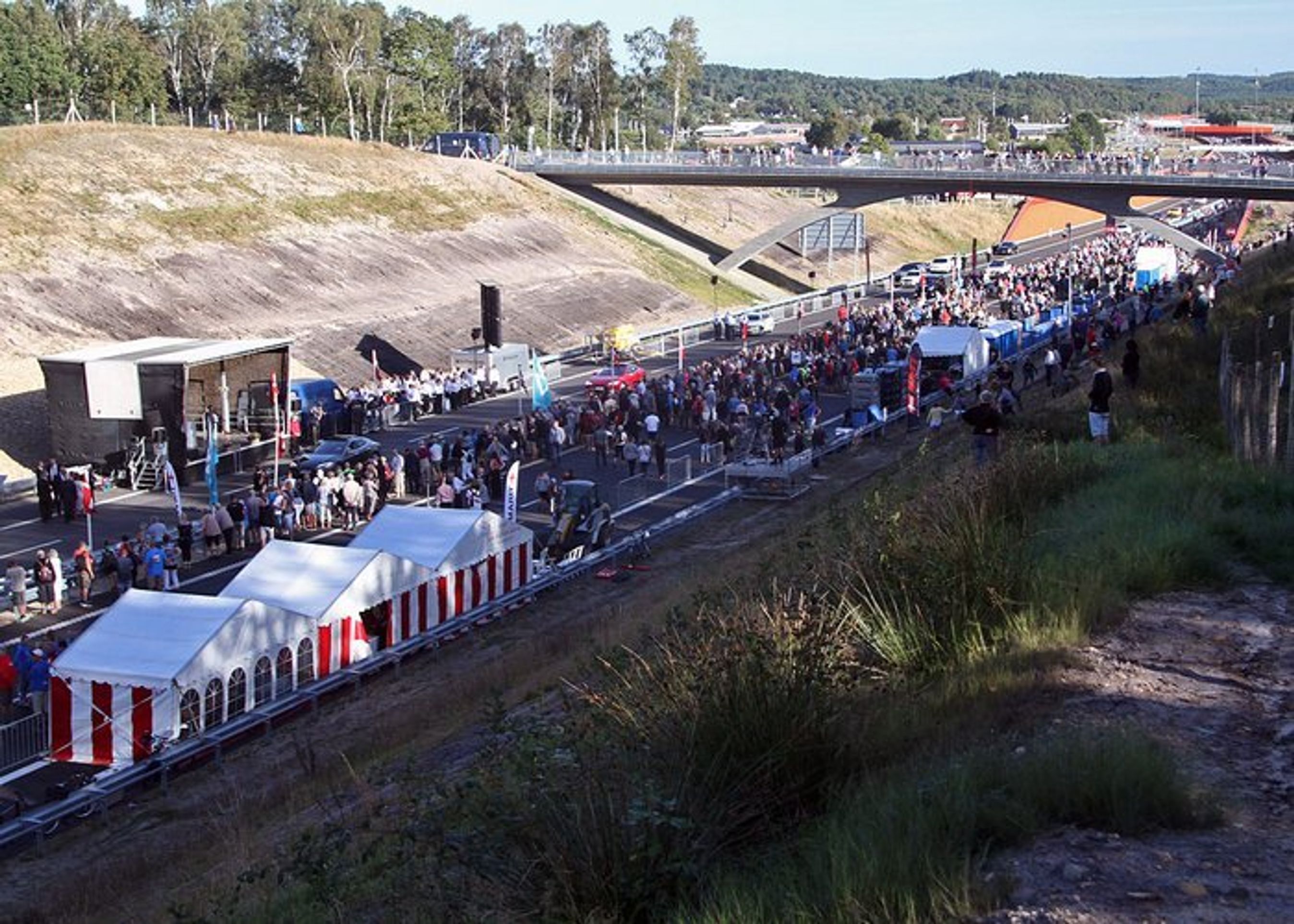 Anslået 10.000 mennesker deltog i motorvejsindvielsen.