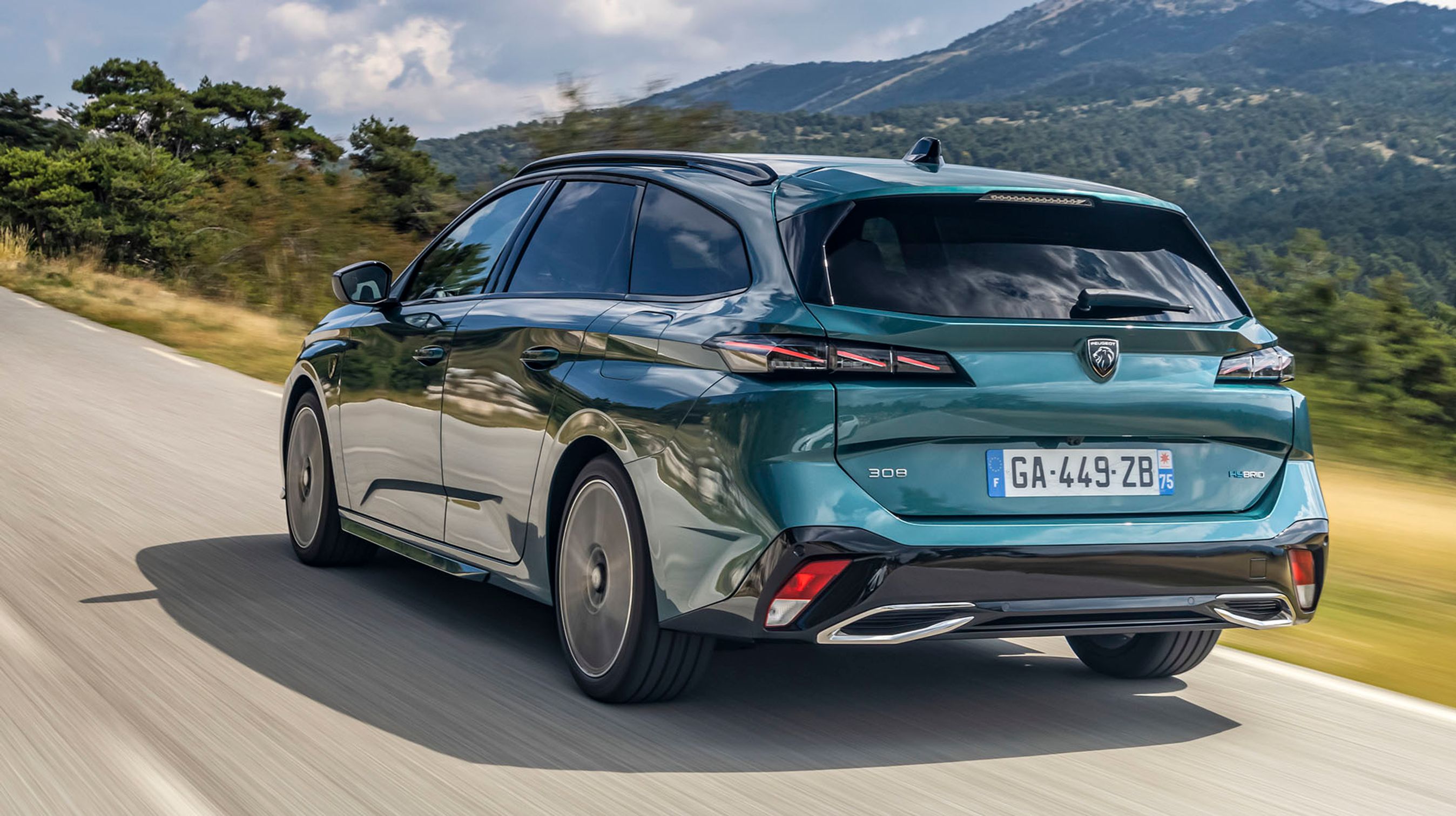 Stationcaren er blevet en lang bil med en enorm akselafstand. Det giver et stort bagagerum og en flot linjeføring udvendigt.