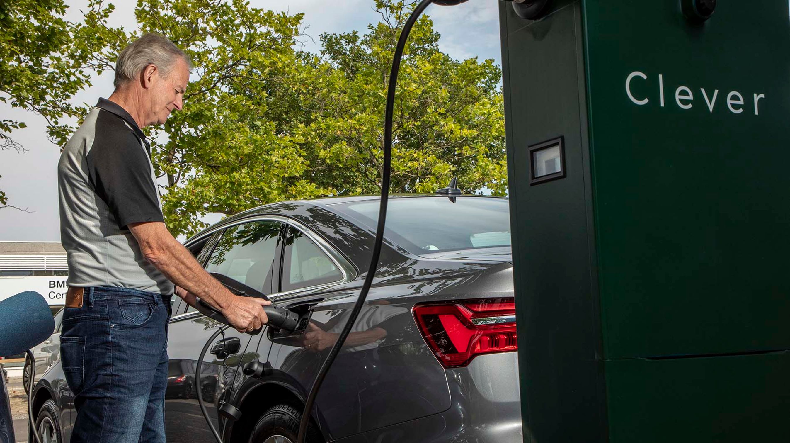 Fuldt opladet kan bilen i teorien køre 64 km på strøm alene. Vi målte det til 55 km ved blandet kørsel.