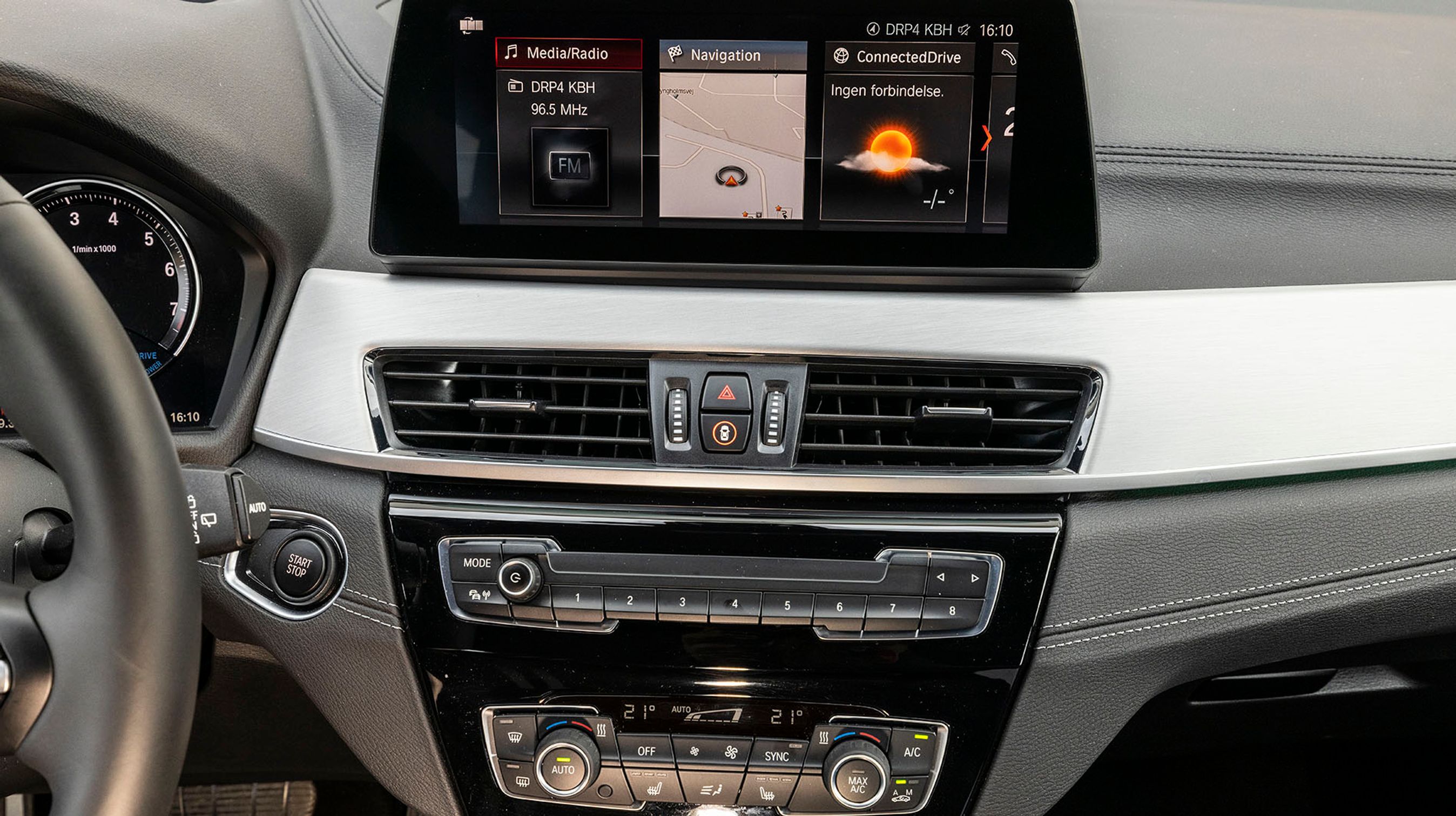 Skærmen er både trykfølsom og koblet til den store drejeknap mellem forsæderne.