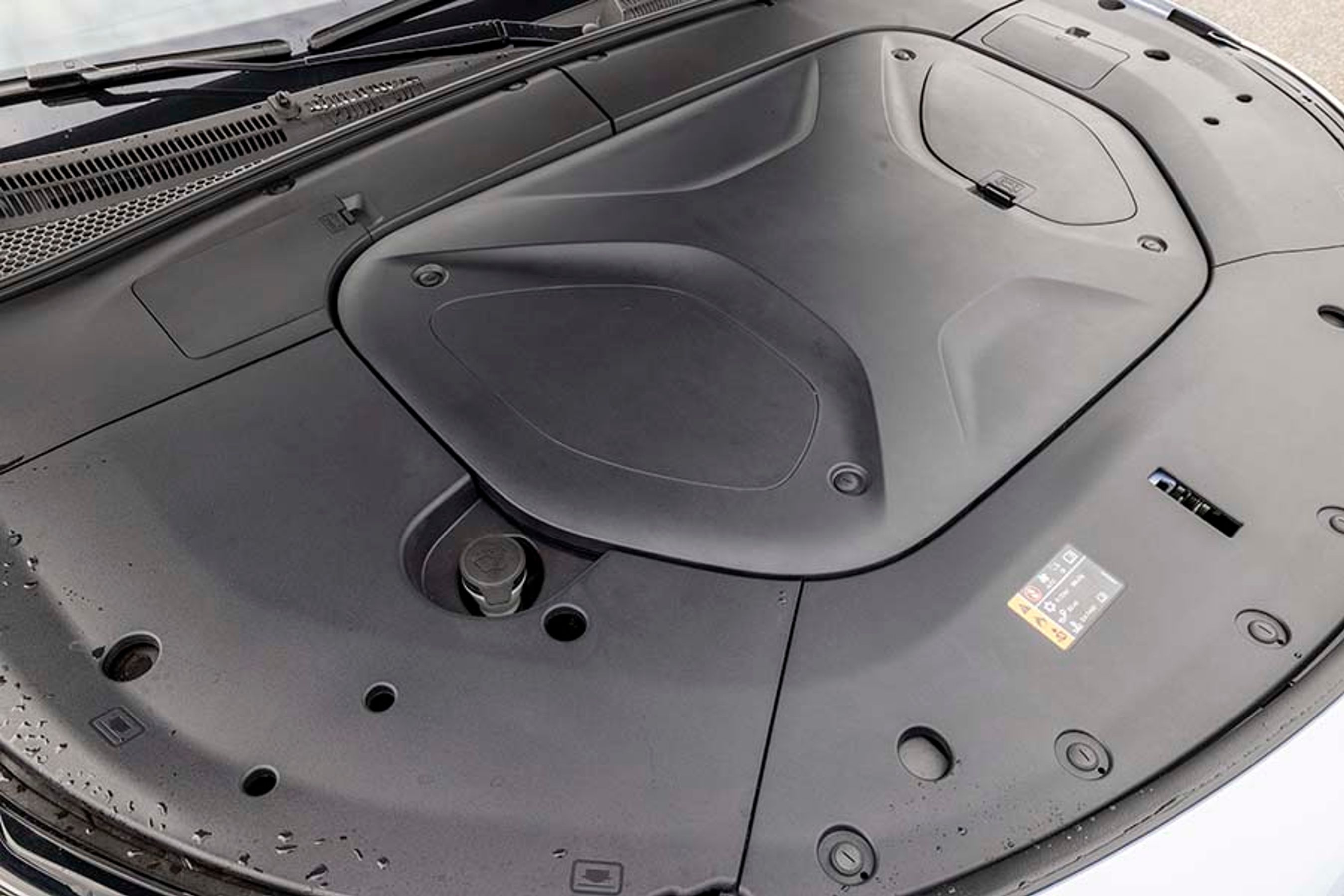 I denne firehjulstrukne udgave er motorrummet fortil fyldt helt op, mens den baghjulstrukne udgave har fået plads til en frunk fortil på hele 150 liter.