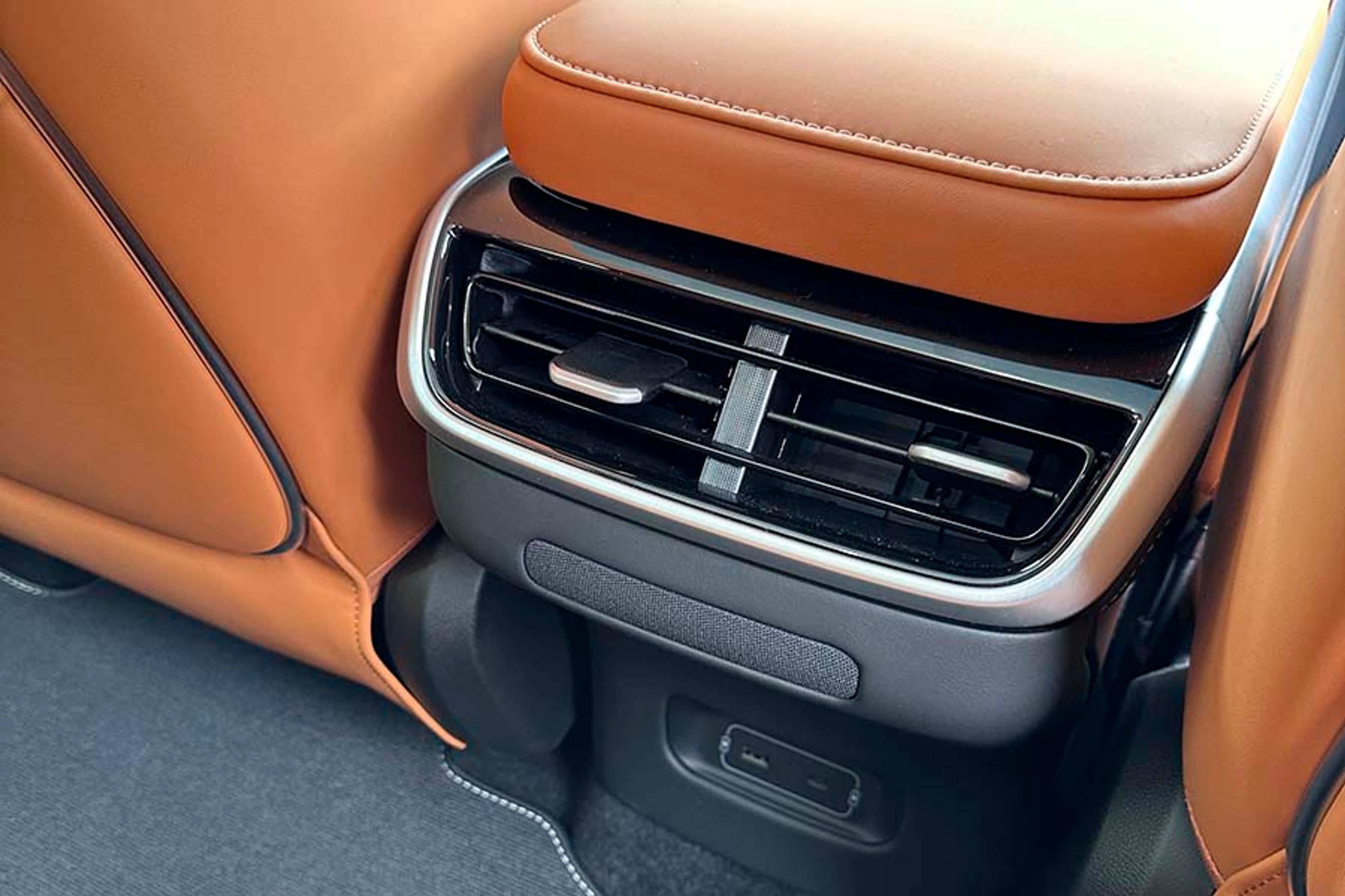 Der er friskluftdyser og strømudtag mellem forsæderne. Gulvet foran bagsædet er plant.