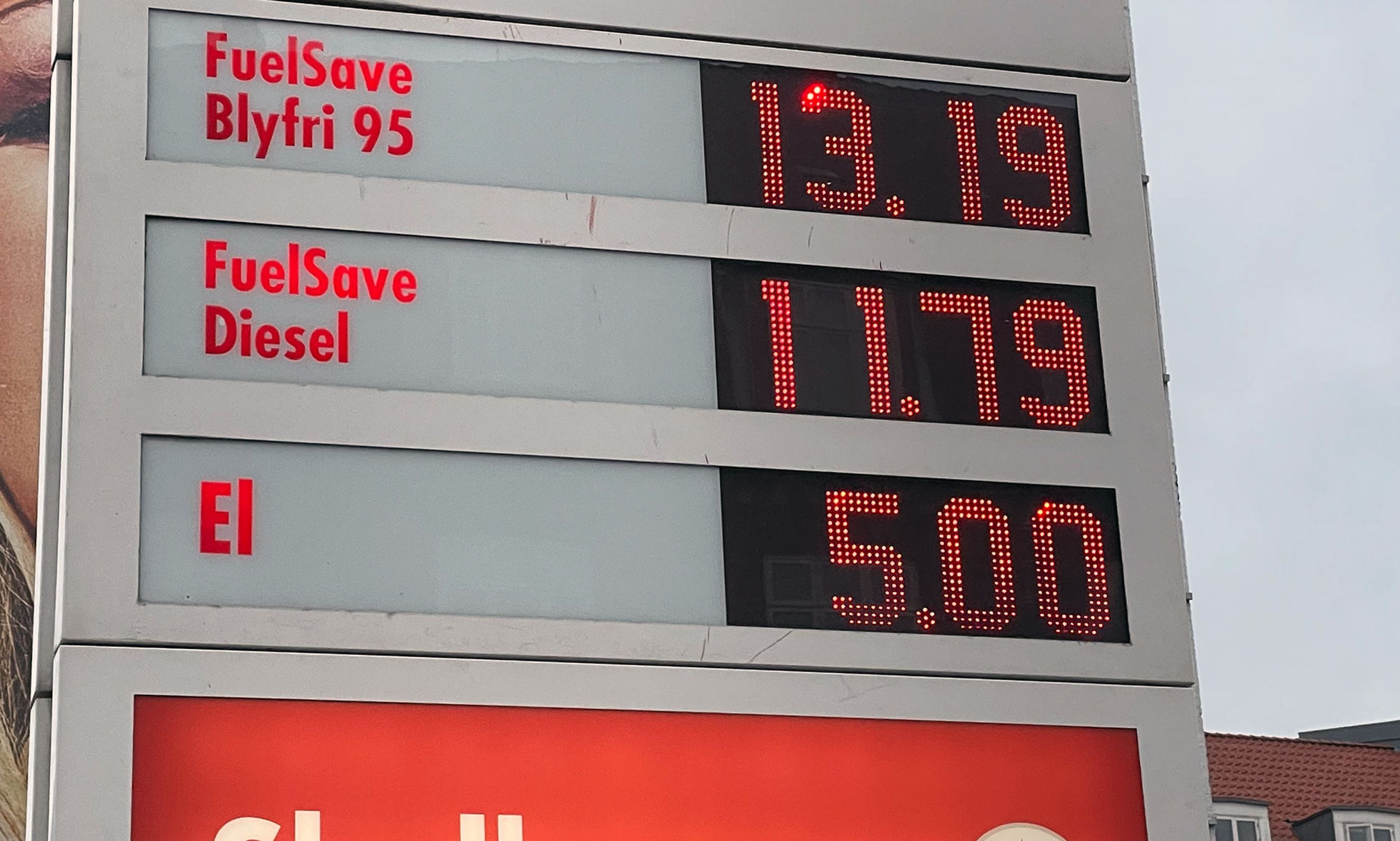 Hos Shell bliver dagsprisen på strøm skiltet side om side med benzin og diesel.