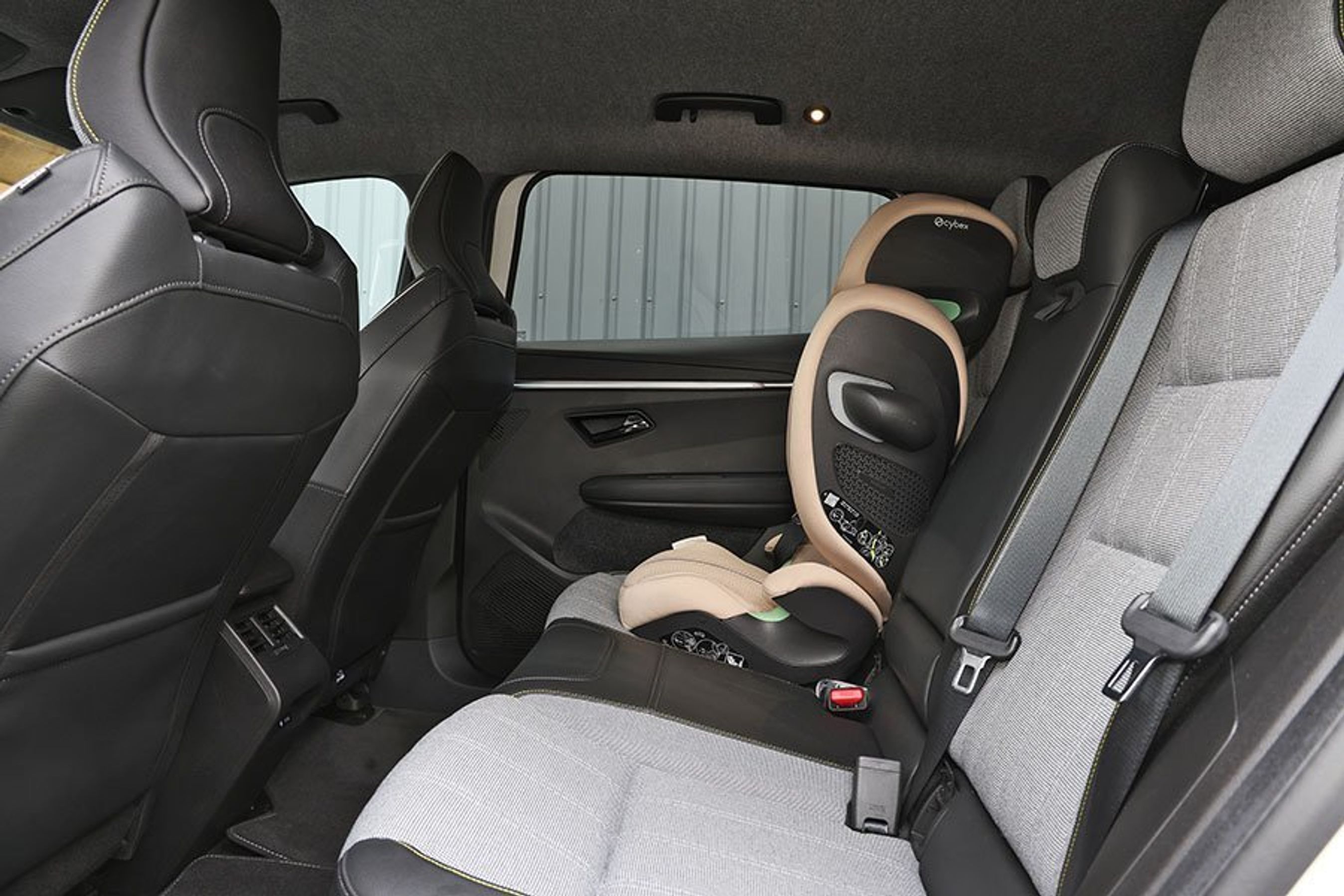 Autostol på bagsædet af en Renault Scenic