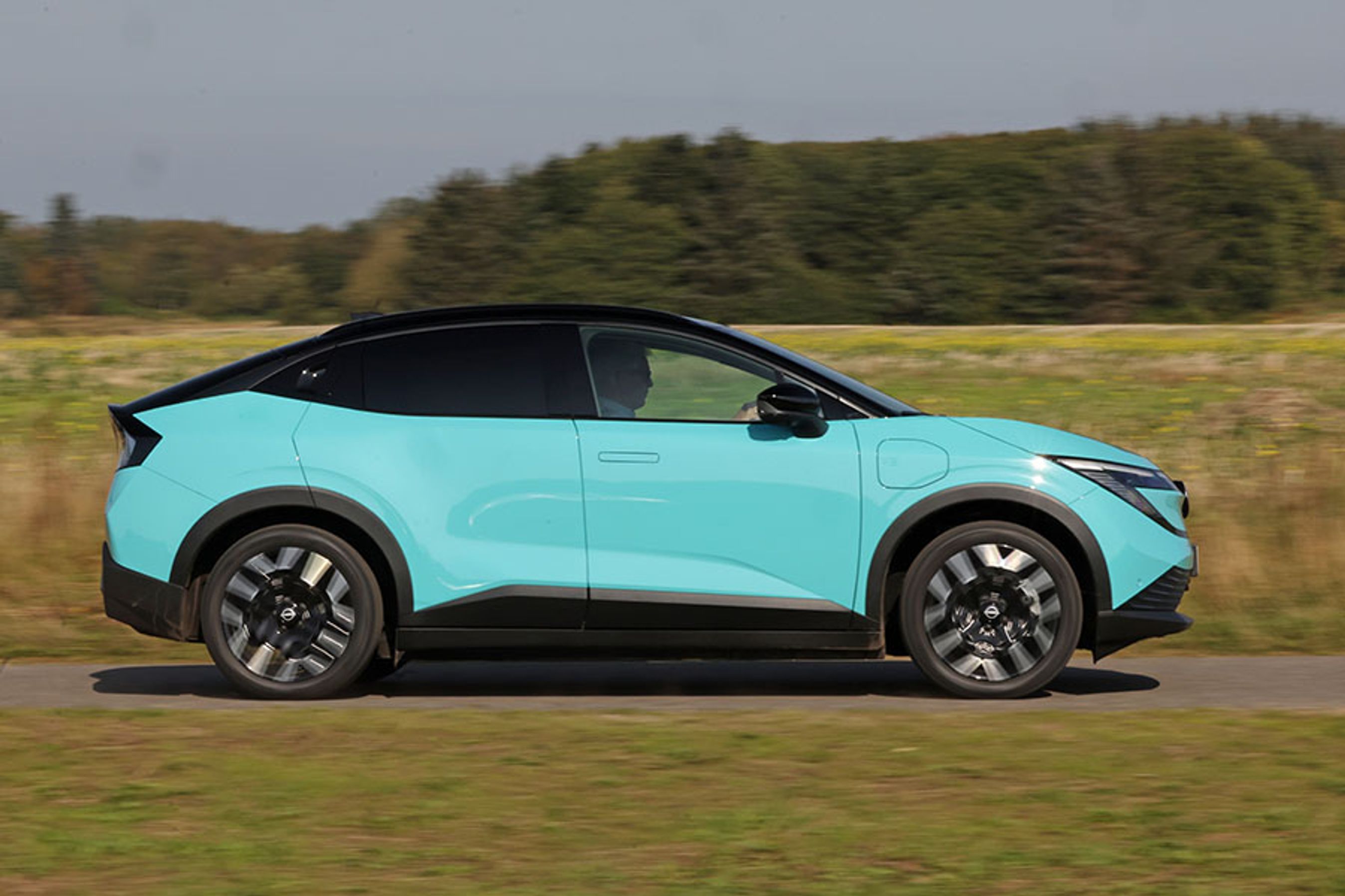 Topudgaven hedder Evolve og kommer som standard med tofarvet lakering. Et glastag er altid standard. I fordørene kommer dørhåndtagene ud, når bilen låses op, mens de i bagdørene er skjult ved c-stolpen.