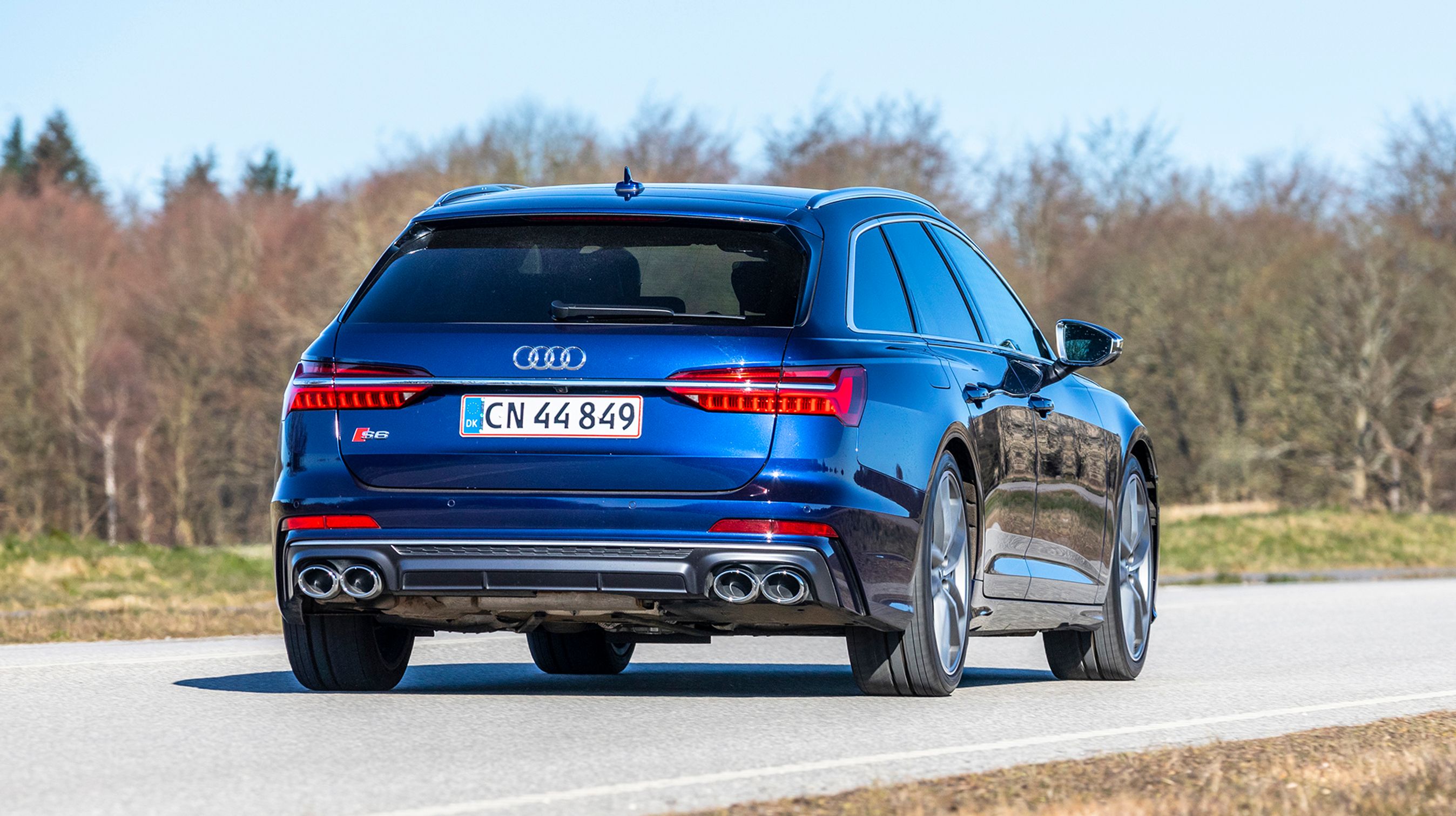 Du kan vælge Audi S6 som sedanmodel med fire døre eller denne mere praktiske stationcarudgave, der koster ekstra 35.000 kr. 