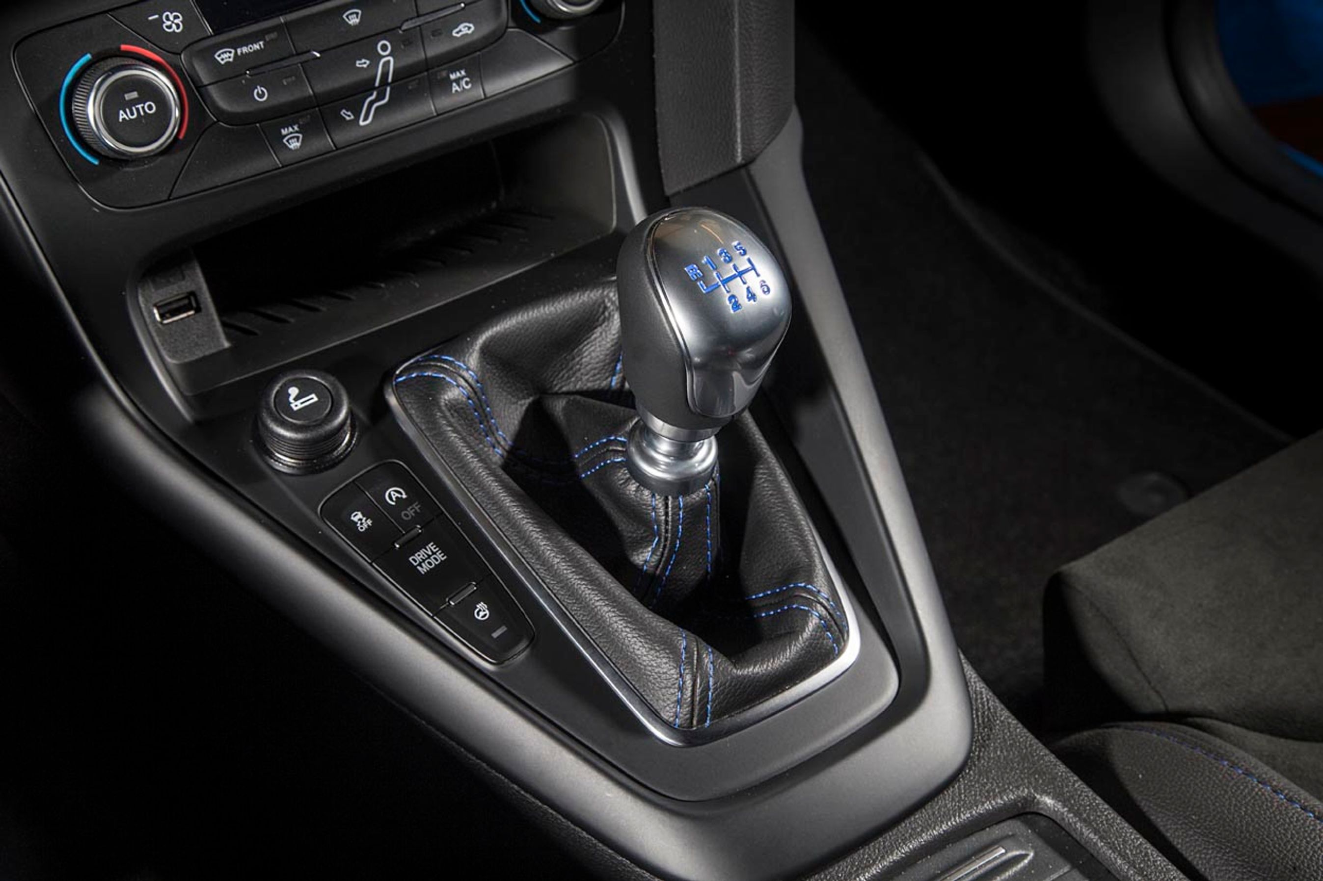 Focus RS fås kun med manuelt gear, men til venstre Drive mode-knappen, der kan forvandle måden, bilen kører på. Bemærk også muligheden for at få varme i rattet!.