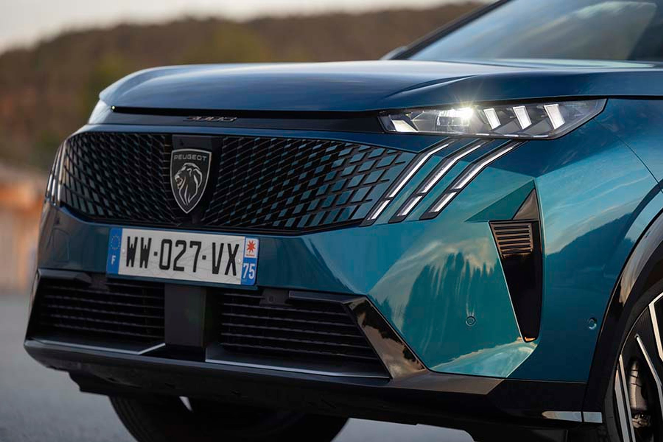 Fortil er der tre lodrette LED-bånd, der gør det ud for kørelyslygterne. I GT-udgaven er forlygterne af LED-pixel-typen med matrix-funktion, så man kan køre med det lange lys tændt uden at blænde.