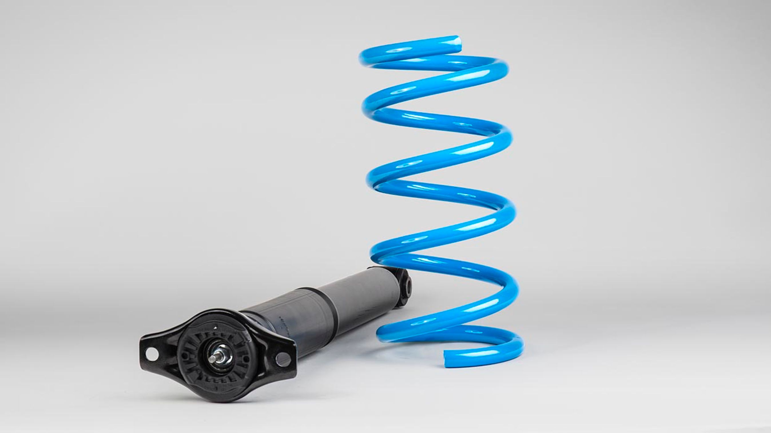 Sportslige fjedre og støddæmpere er set før, men her er de optimeret til bilens karakteristik af Volvos egens udviklingsafdeling. Den blå farve er samme farve som Polestars egne racerbiler.