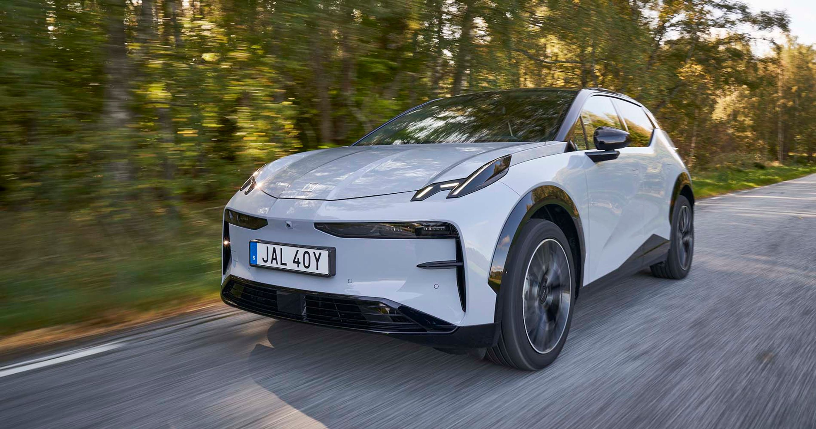 Elbilen Zeekr X kører i fuld fart med træer i baggrunden