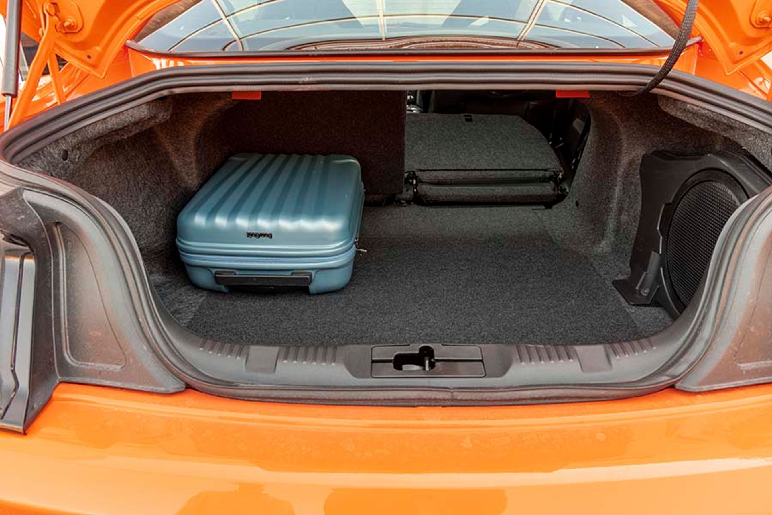 Bagagerummet er ikke specielt imponerende med en relativ lille adgang og blot 408 liter til bagagen. Det ville have været et større problem, hvis der reelt var plads til fire personer i bilen. Men med to på langtur er der plads nok.