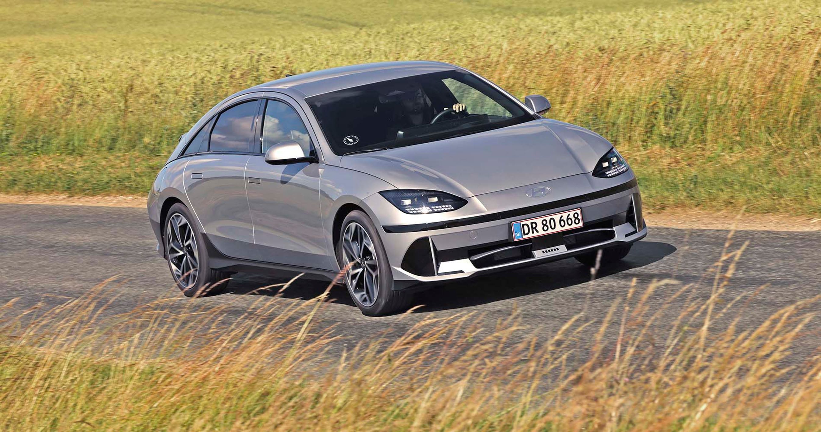 En Hyundai Ioniq 6 elbil kører på en landevej