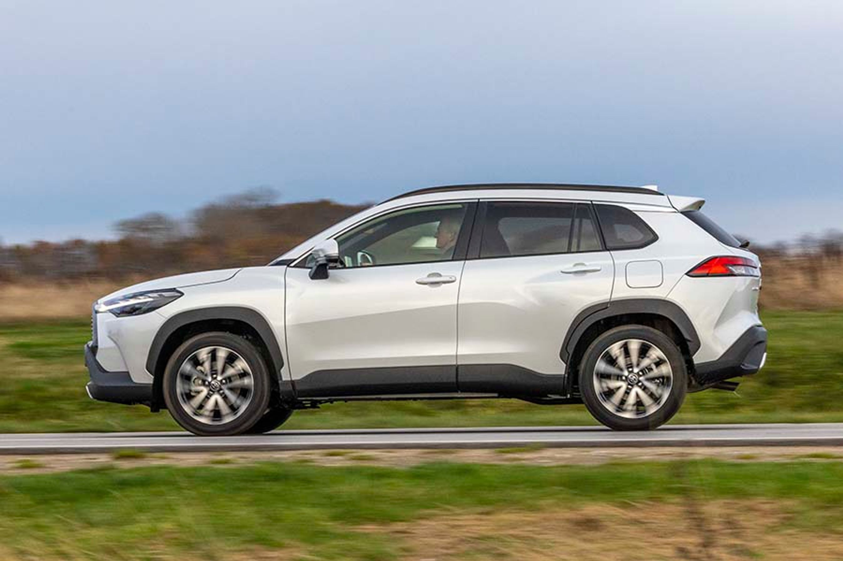 SUV-designet indbefatter store plastskærme ved alle hjul og et ret højt, sort plastic-panel under dørene. Frihøjden er 16 cm, og bilen kan bestilles med firehjulstræk for 40.000 kr. ekstra.