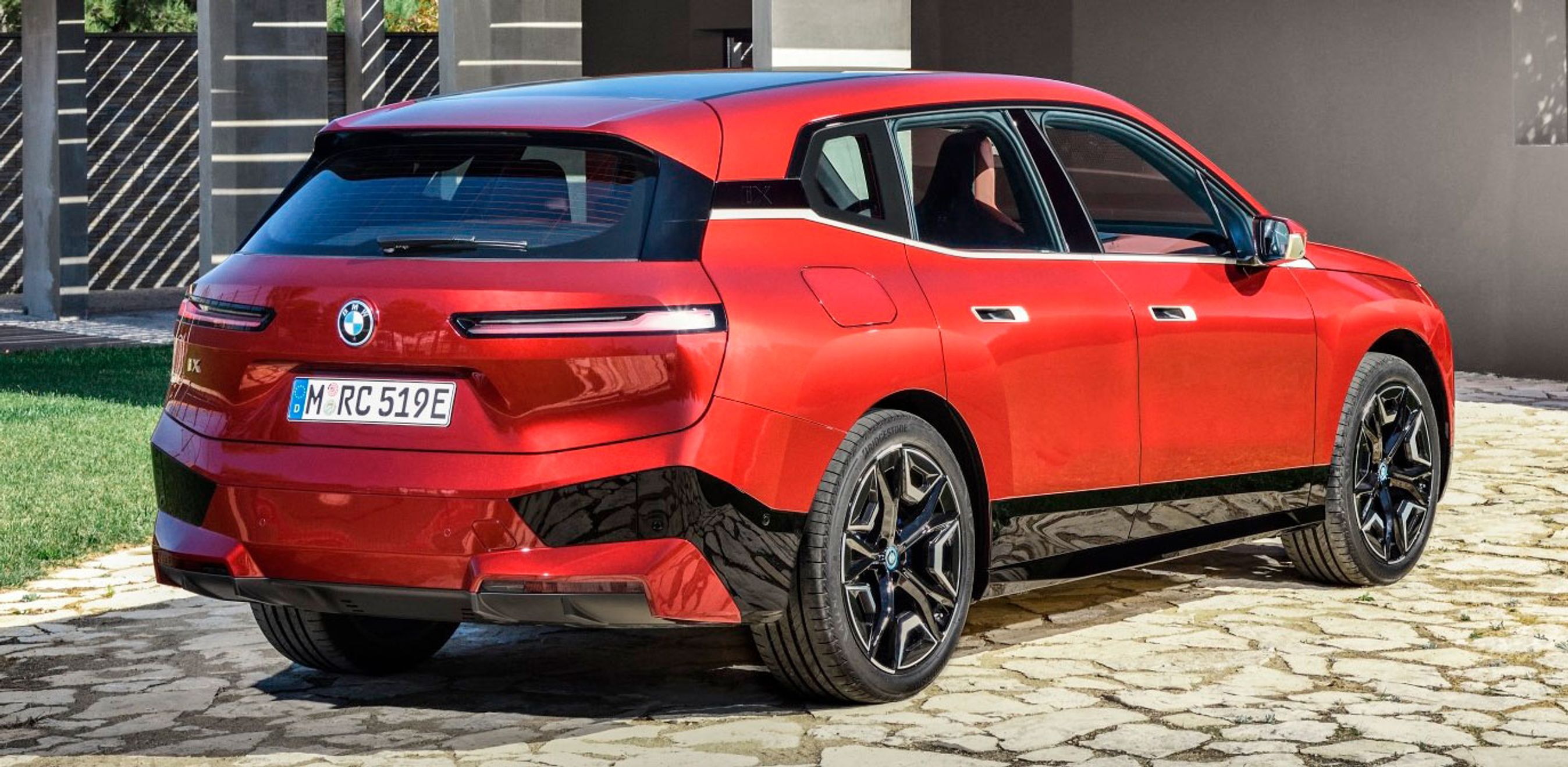 BMW iX bagfra. Også baglygterne er særdeles smalle.