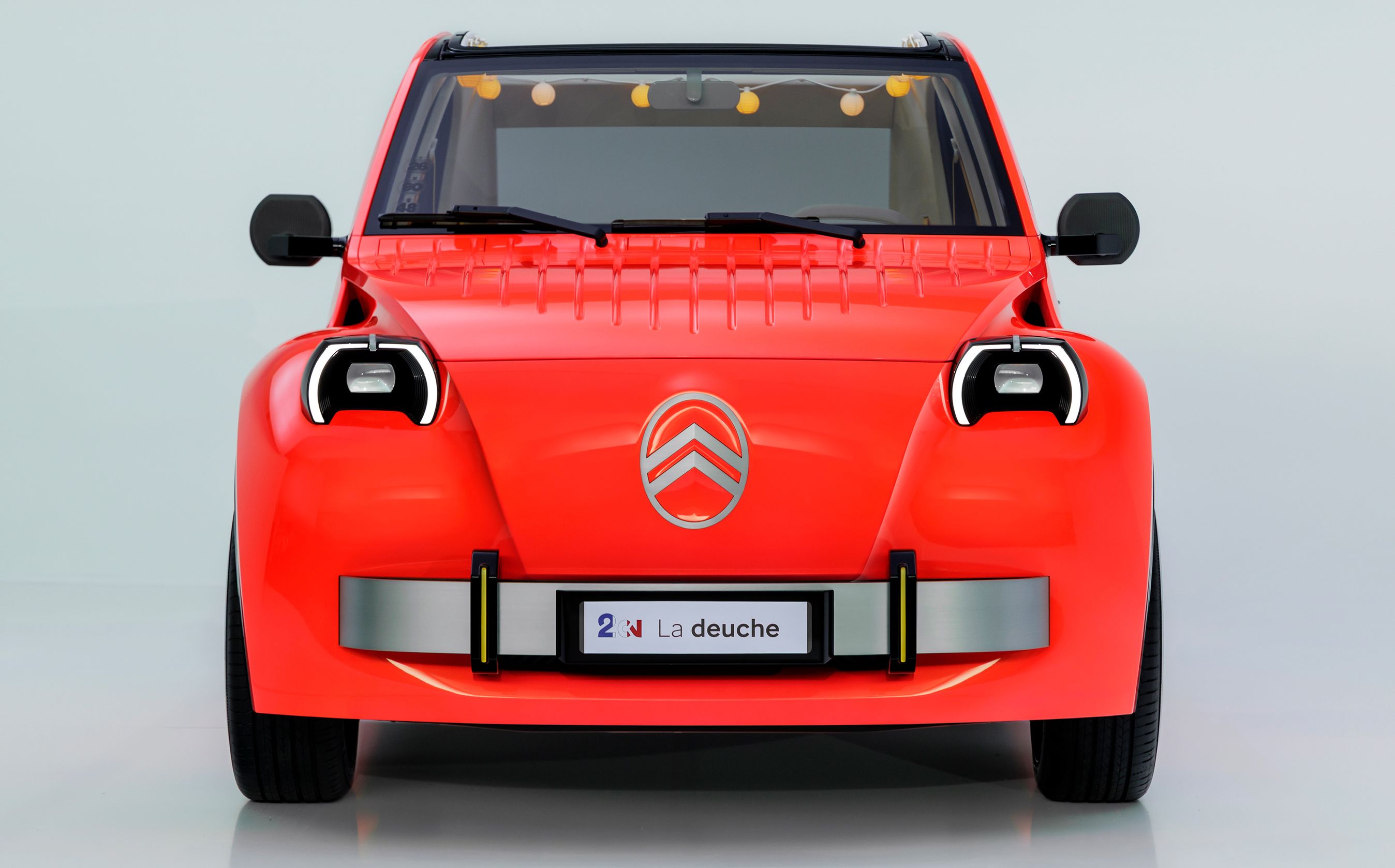Rød Citroën 2CV lige forfra.