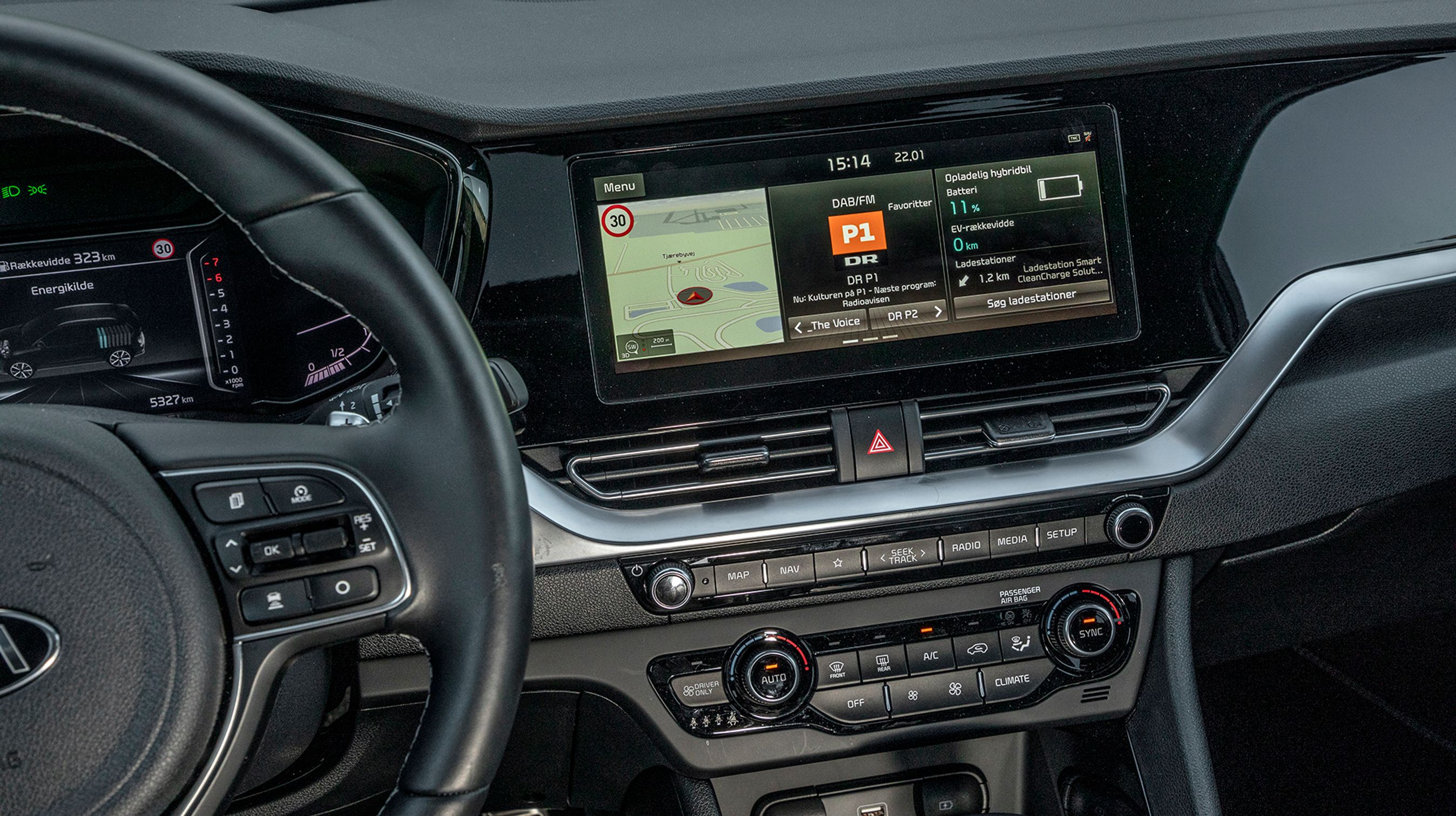 Skærmen er flot integreret i instrumentbordet.