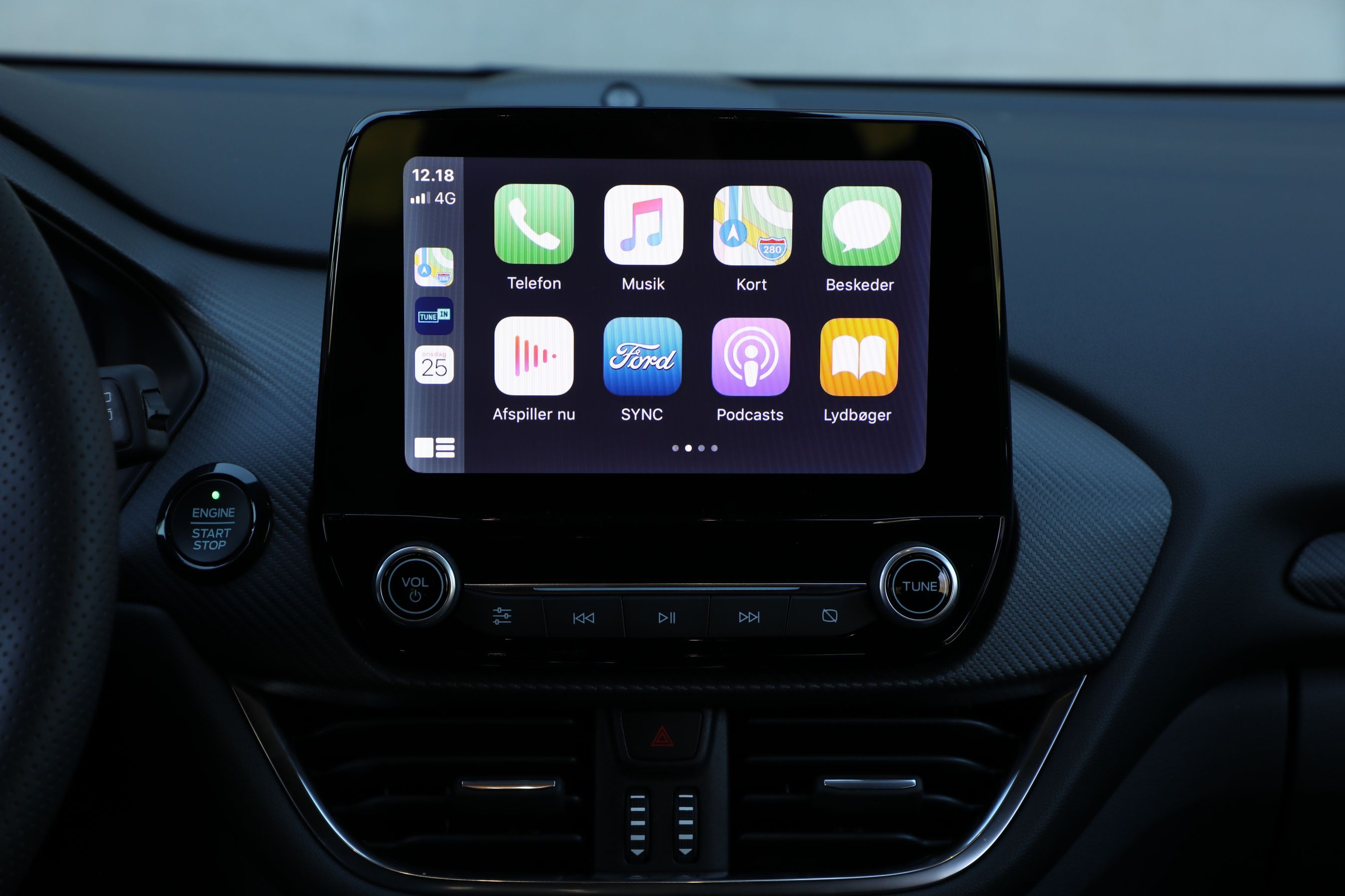 Alle udgaver har som standard indbygget Apple CarPlay og Android Auto. Dermed kan man betjen telefonen fra skærmen eller via stemmekommandoer med begge hænder på rattet