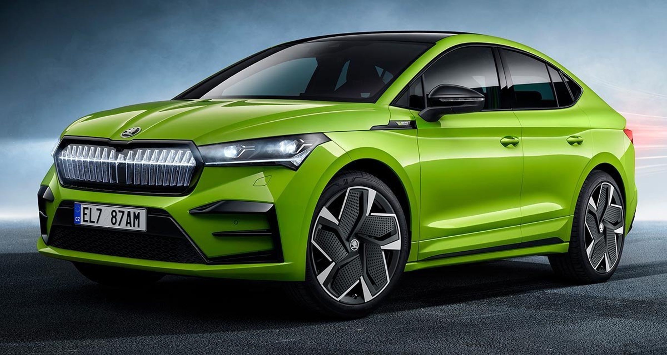 Skoda Enyaq Coupé i topudgaven RS. Den har 'Crystal Face', hvor 131 LED-pærer får de lodrette ribber på fronten til at lyse. 