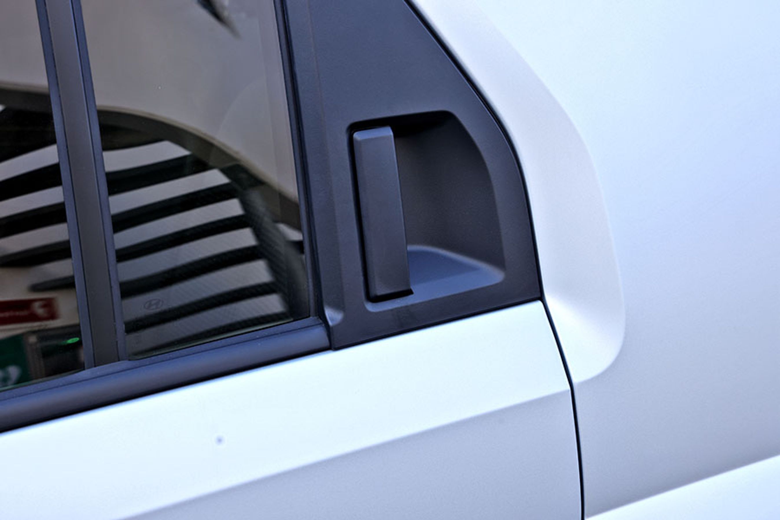 Dørhåndtagene til fordørene er lette af få fat på, mens bagdørene har lidt mere besværligt placerede lodrette dørhåndtag. De er skjult ved ruderne, og det er ærgerligt. Traditionelle dørhåndtag er lettere at betjene. 