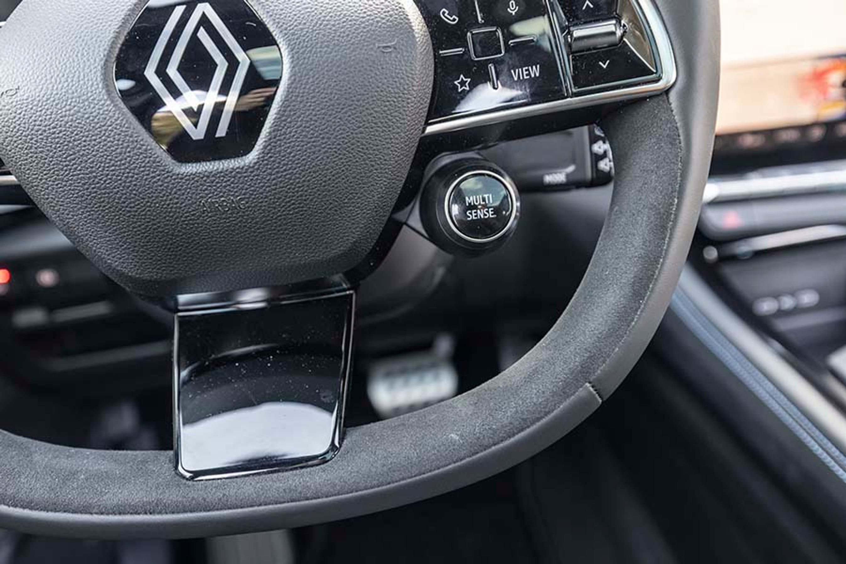 Knappen ved rattet bruges til at vælge bilens køreprogrammer, f.eks. Sport.