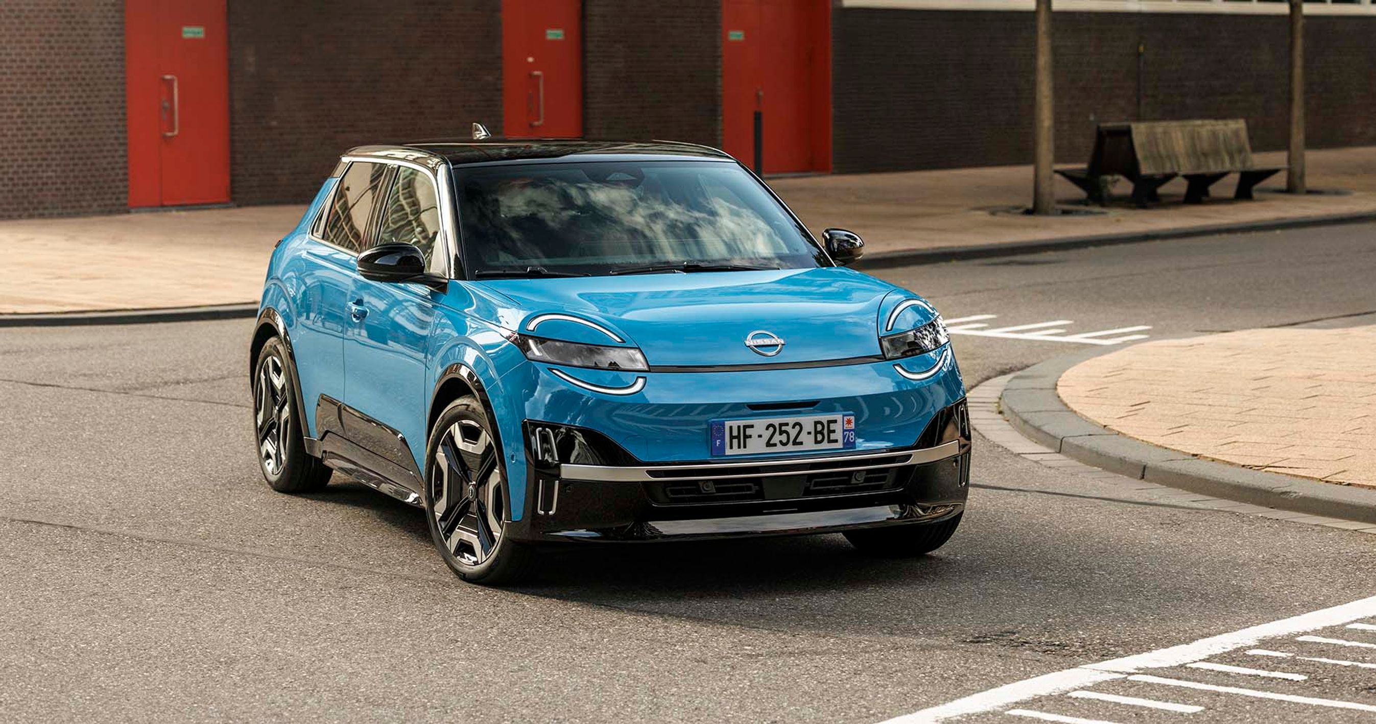 Nissan Micra set forfra, mens den kører gennem et sving