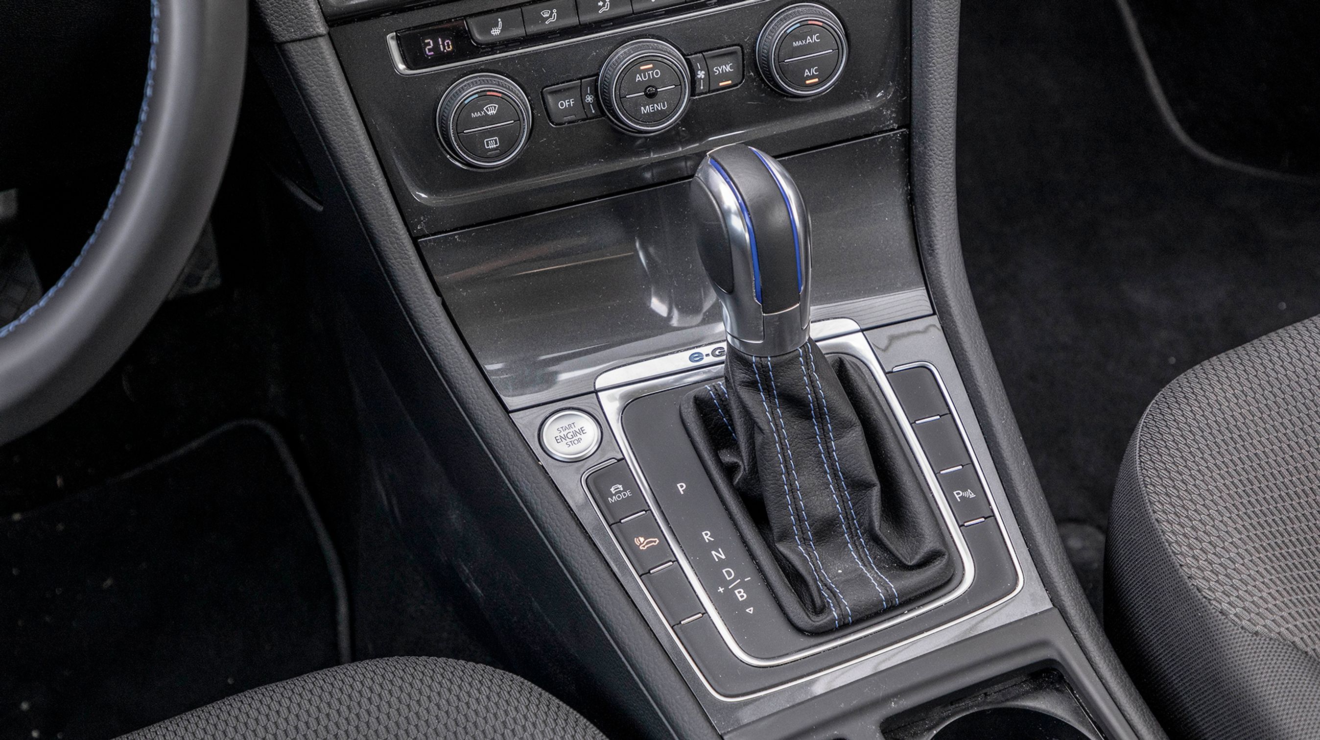 Gearvælgeren er af den gammeldags type, og man skal derfor selv sætte den i 'P', når man slukker motoren.