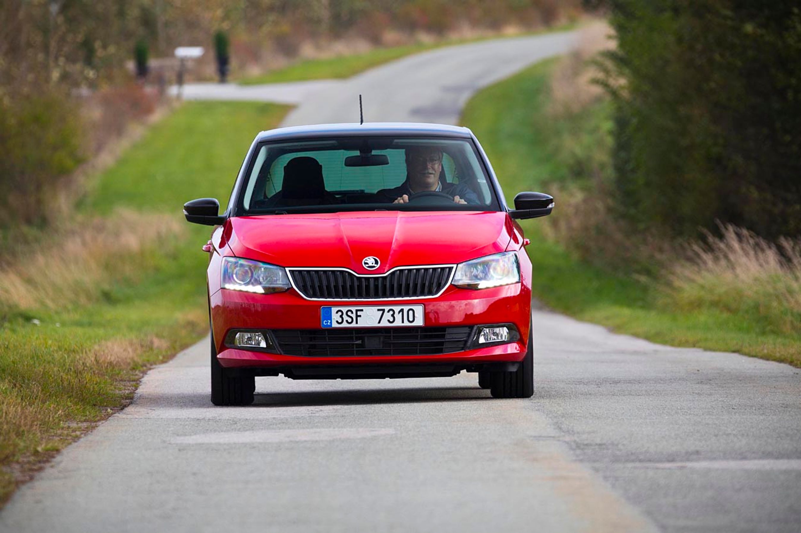 Fronten på Skoda Fabia er strammet op og giver bilen et dynamisk udseende. Bemærk LED-kørelyset i forlygterne. Fotos: Karsten M. Lemche, FDM