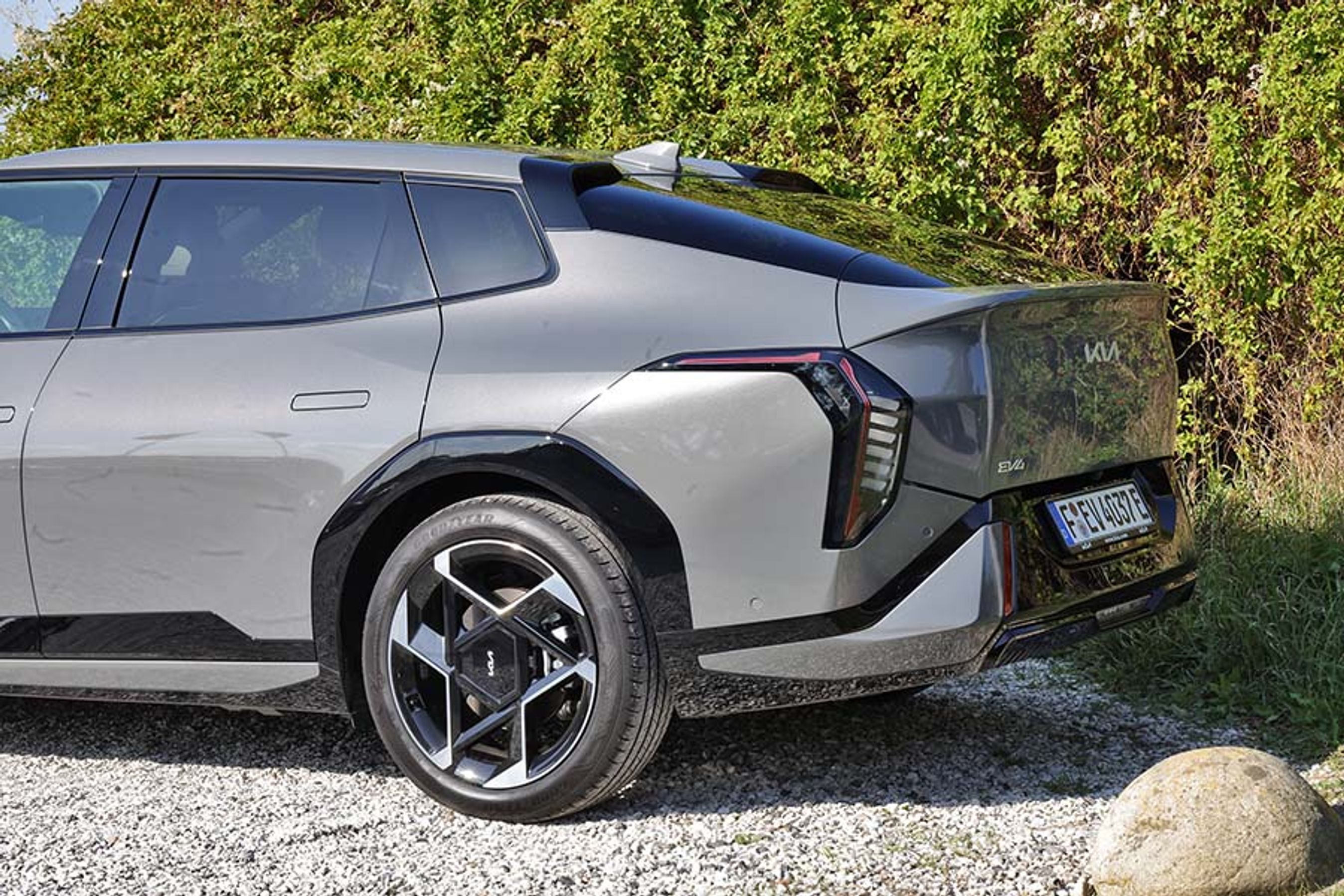 Sedanen (kaldet fastback) er længere og med et meget stort udhæng bagtil. Det giver et dybt, men ikke praktisk bagagerum.