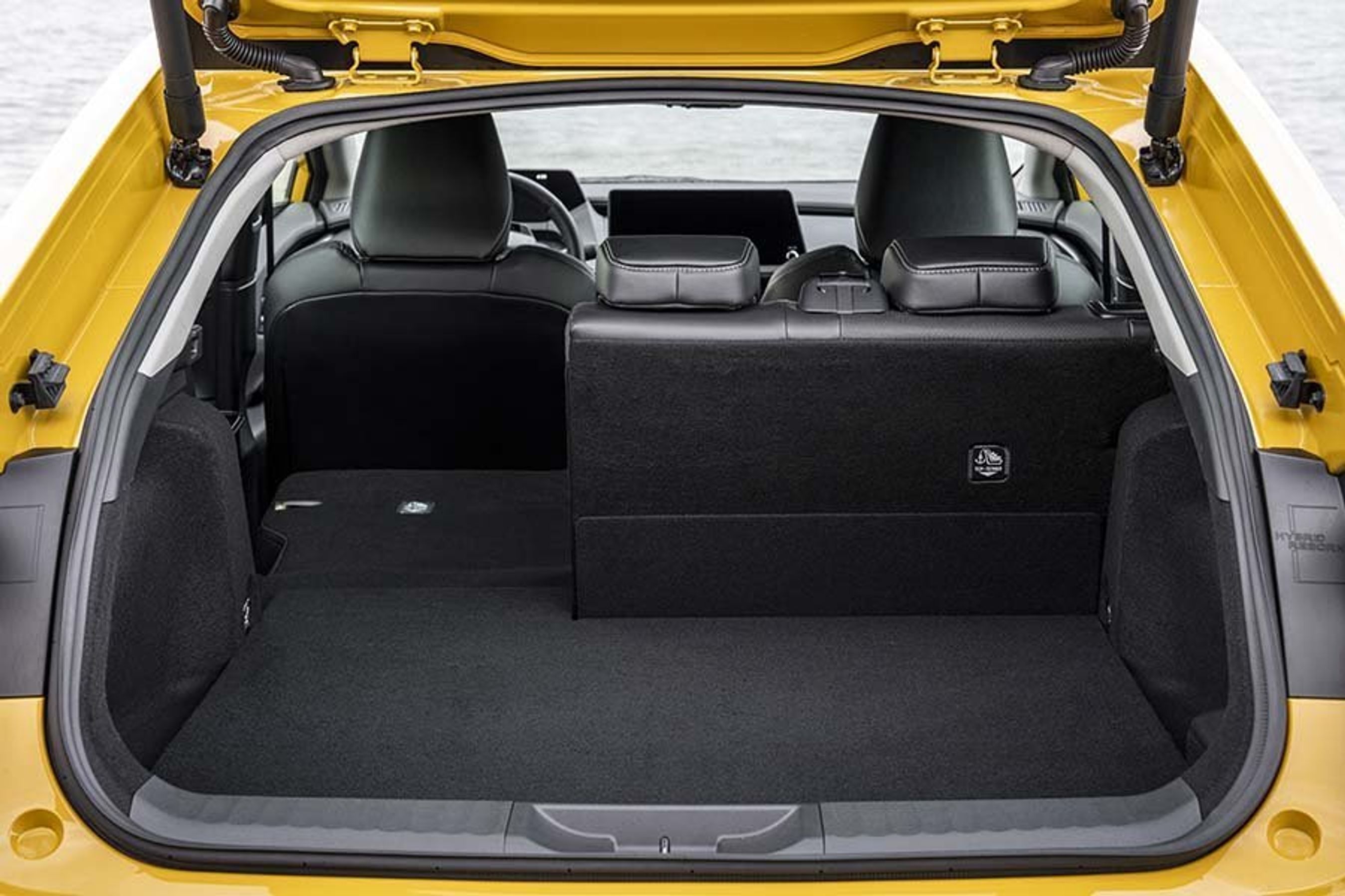 Bagagerummet er vokset med 32 liter, idet batteriet nu er placeret under bagsædet. Alligevel rummer det kun 284 liter. En stor bagklap gør dog adgangen god.