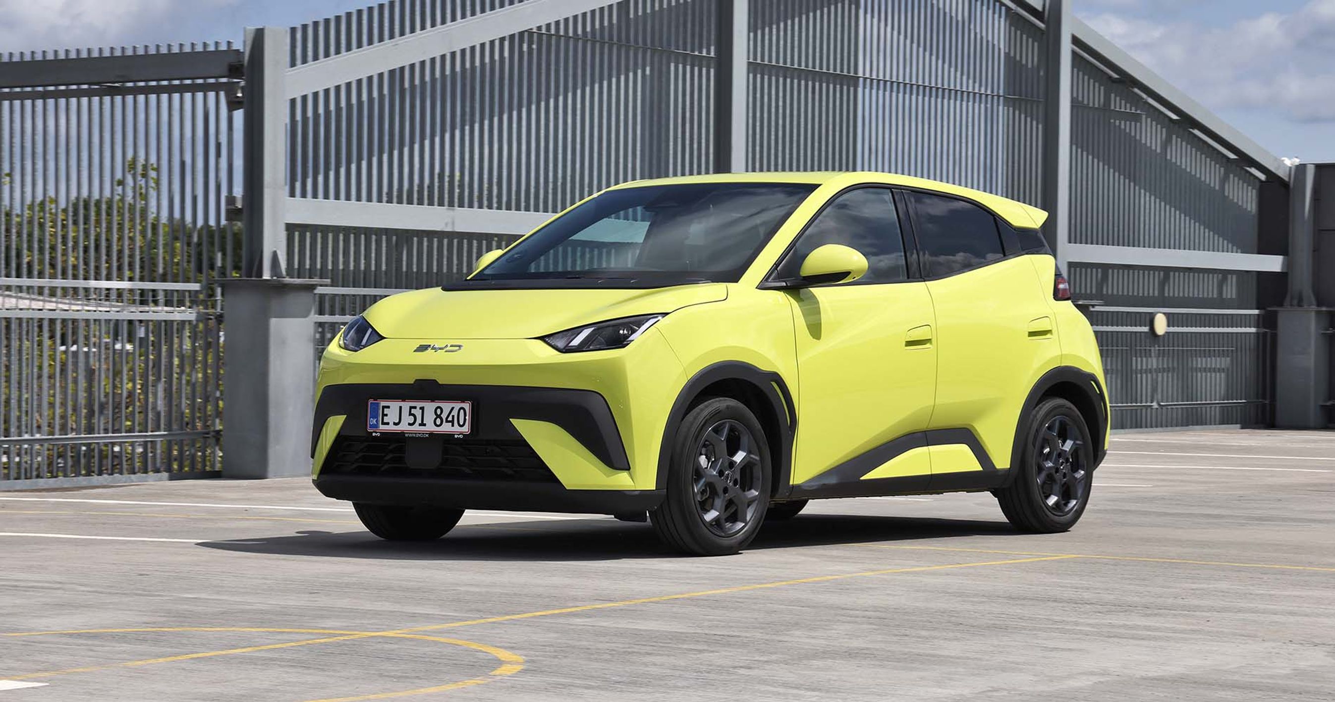 BYD Dolphin Surf holder på parkeringsplads