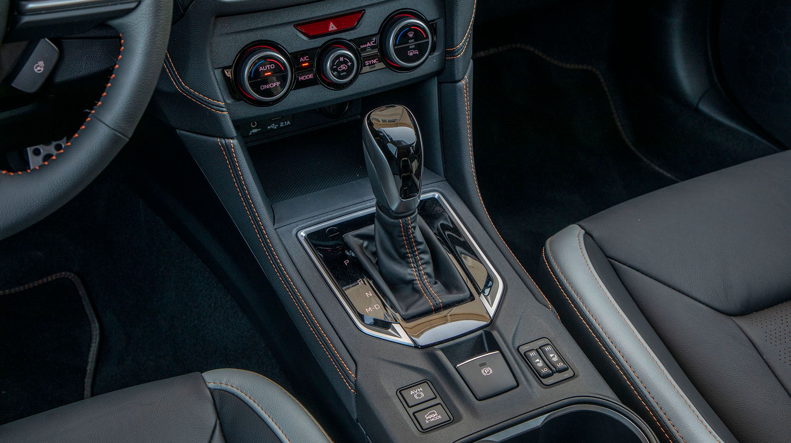 I den testede Summit-udgave er læderindtræk standard, og der er læder med syninger i kontrastfarve på instrumentpanelet og i resten af kabinen. Desværre virker plastkvaliteten ikke lige så overbevisende.