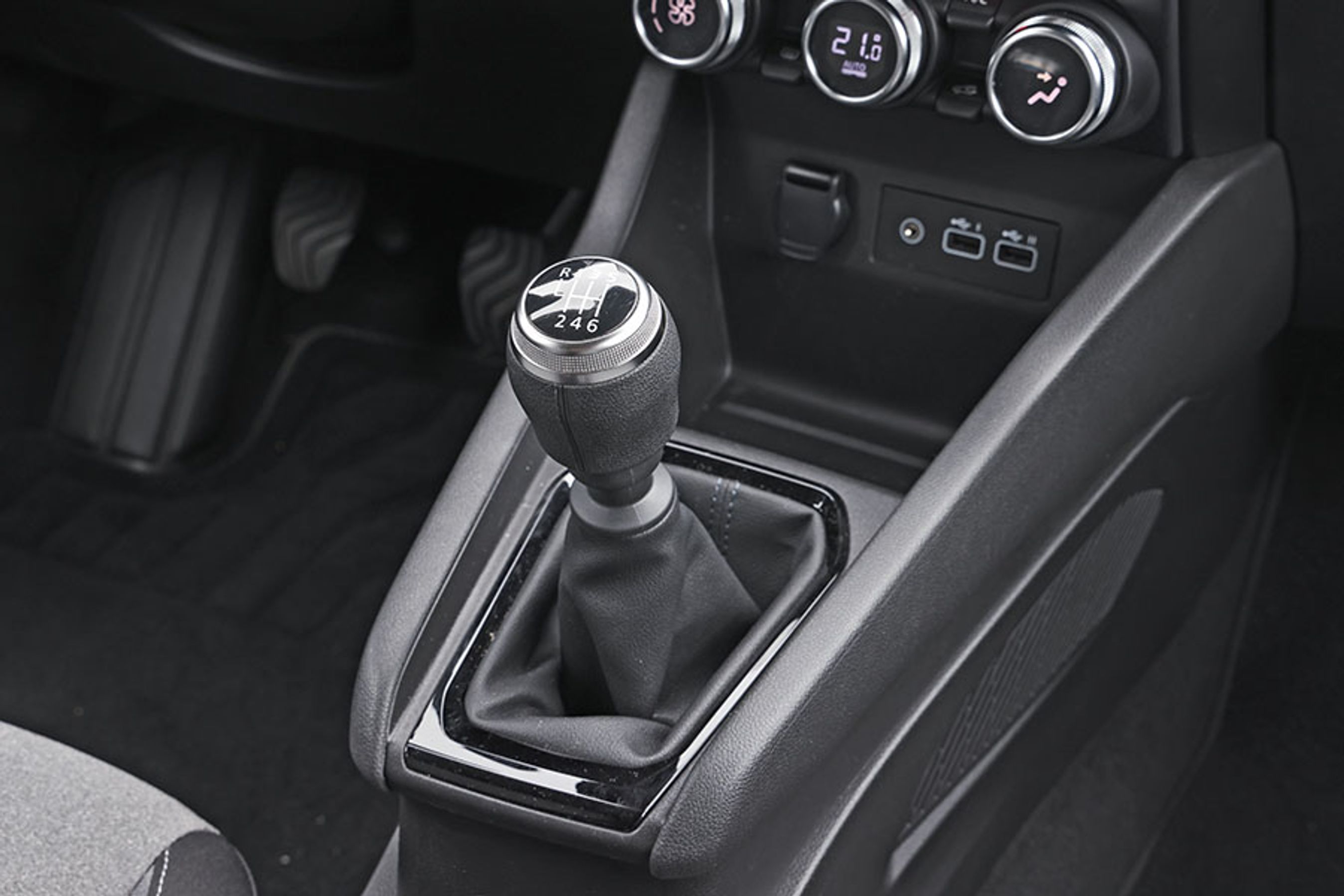 Den lille 1.0-liters motor trækker på forhjulene via en sekstrins manuel gearkasse. Automatgear kan tilkøbes for 22.000 kroner.