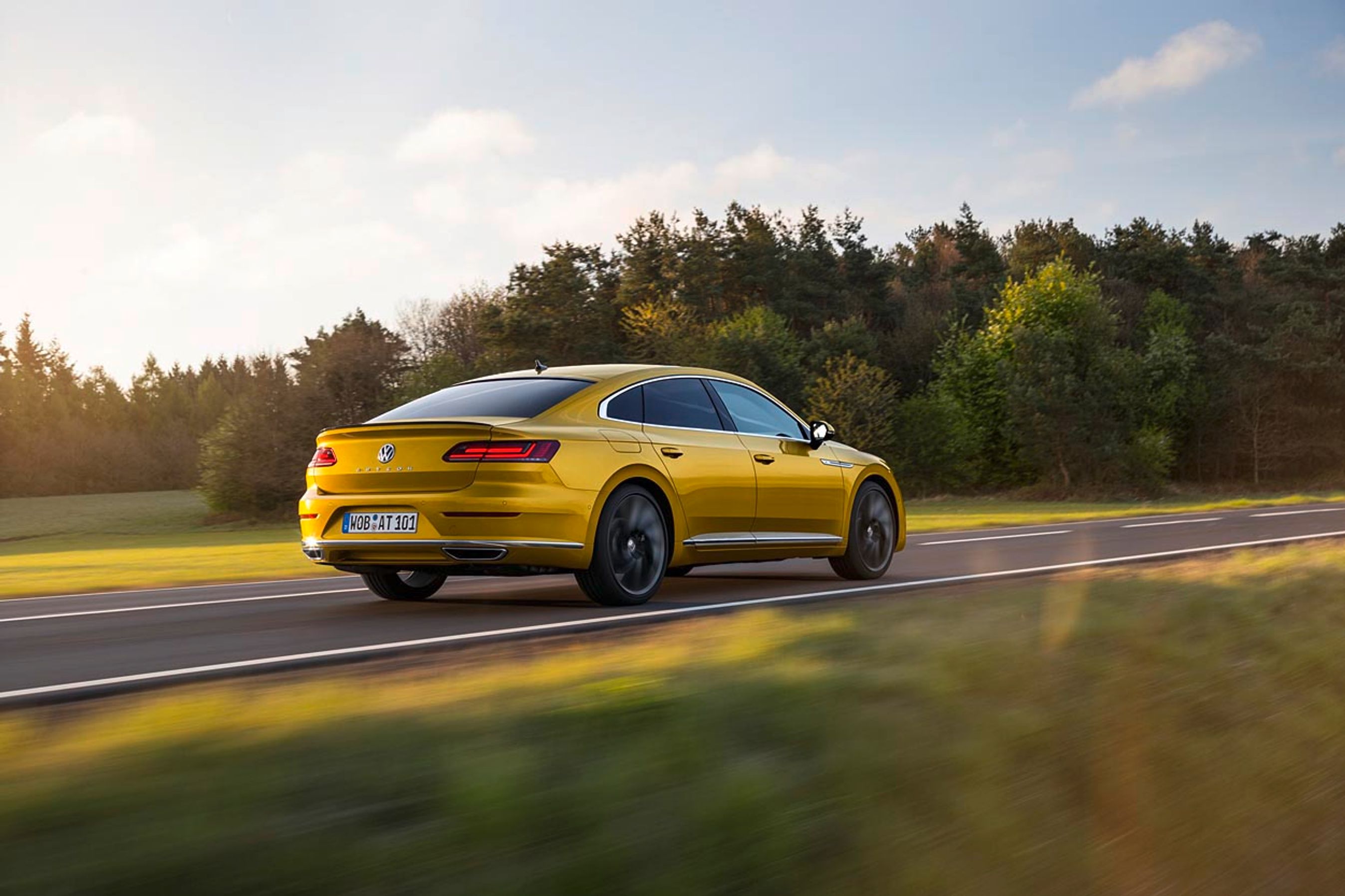 Der er også LED-lygter bagpå Arteon, der har fået helt unikt design bagtil i forhold til Passat-modellen, som den er baseret på. Arteon er næsten 10 cm længere end Passat.