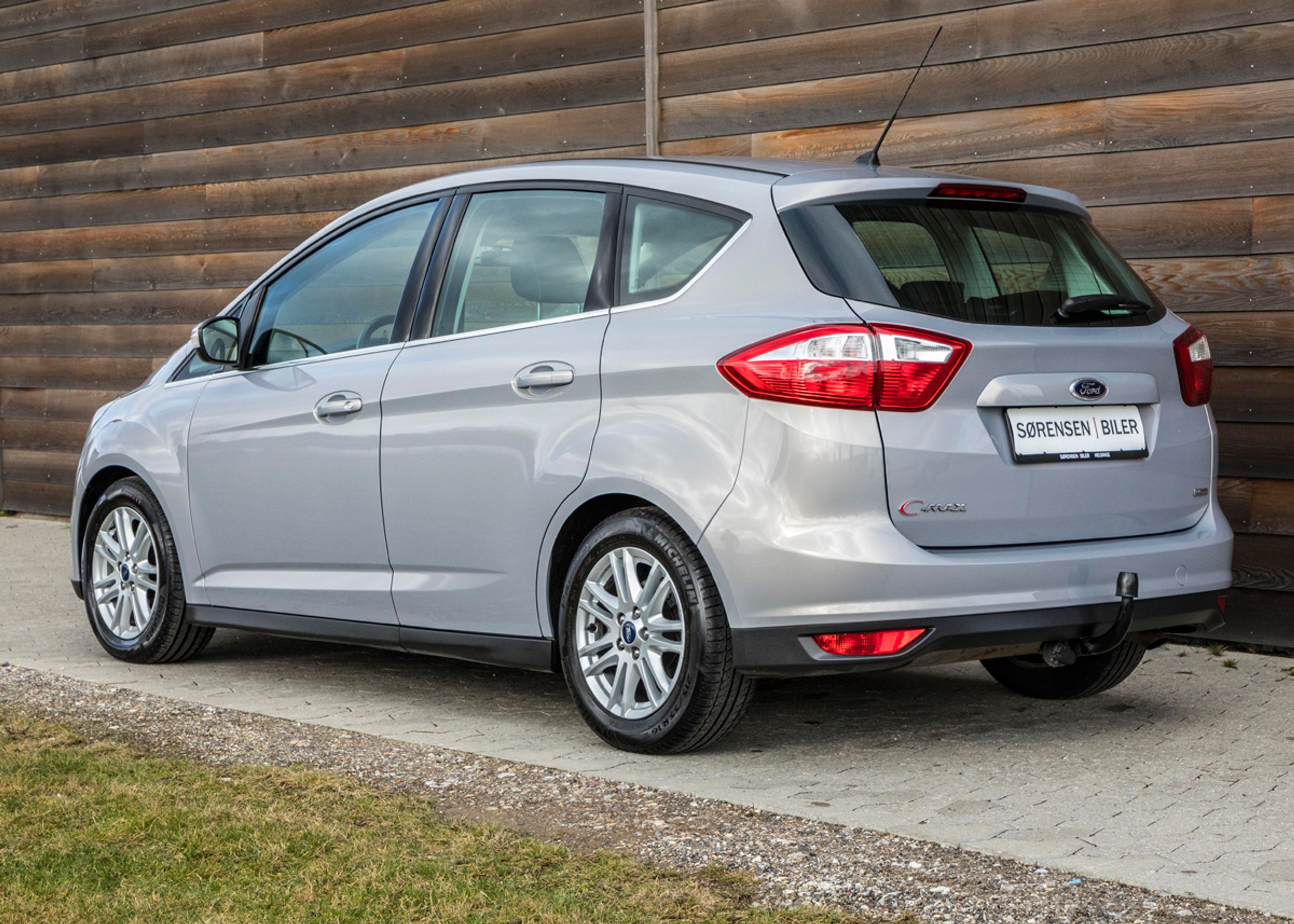 Ford C-Max fås i denne korte, fempersoners udgave og i en længere med skydedøre og plads til syv. Foto: Karsten Meyland Lemche