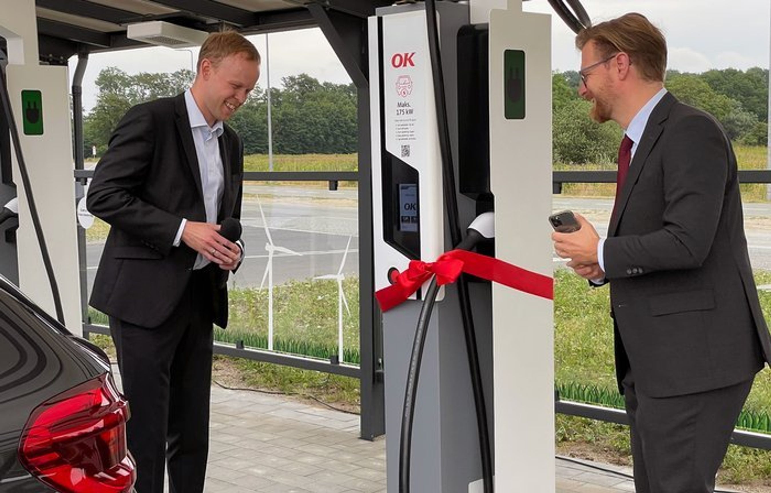 Transportminister Benny Engelbrecht indviede den nye lynladestation. Her er han sammen med OKs e-mobilitetschef, OK Thor Folmann Krarup.