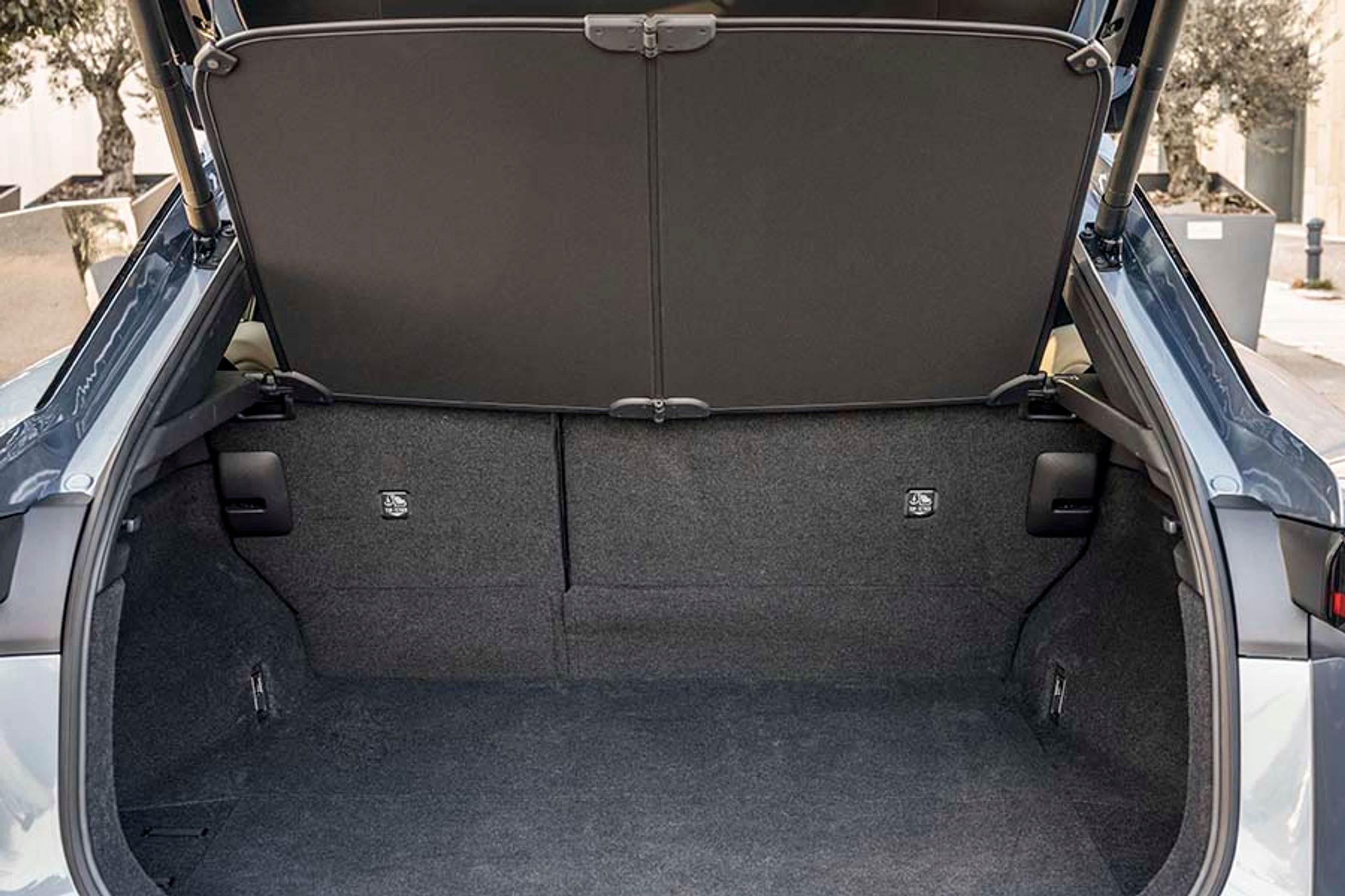 Bagagerummet rummer 522 liter og har et ret stort rum under gulvet til ladekabler m.m. Bilen kan derudover udstyres med anhængertræk og må trække op til 750 kg.