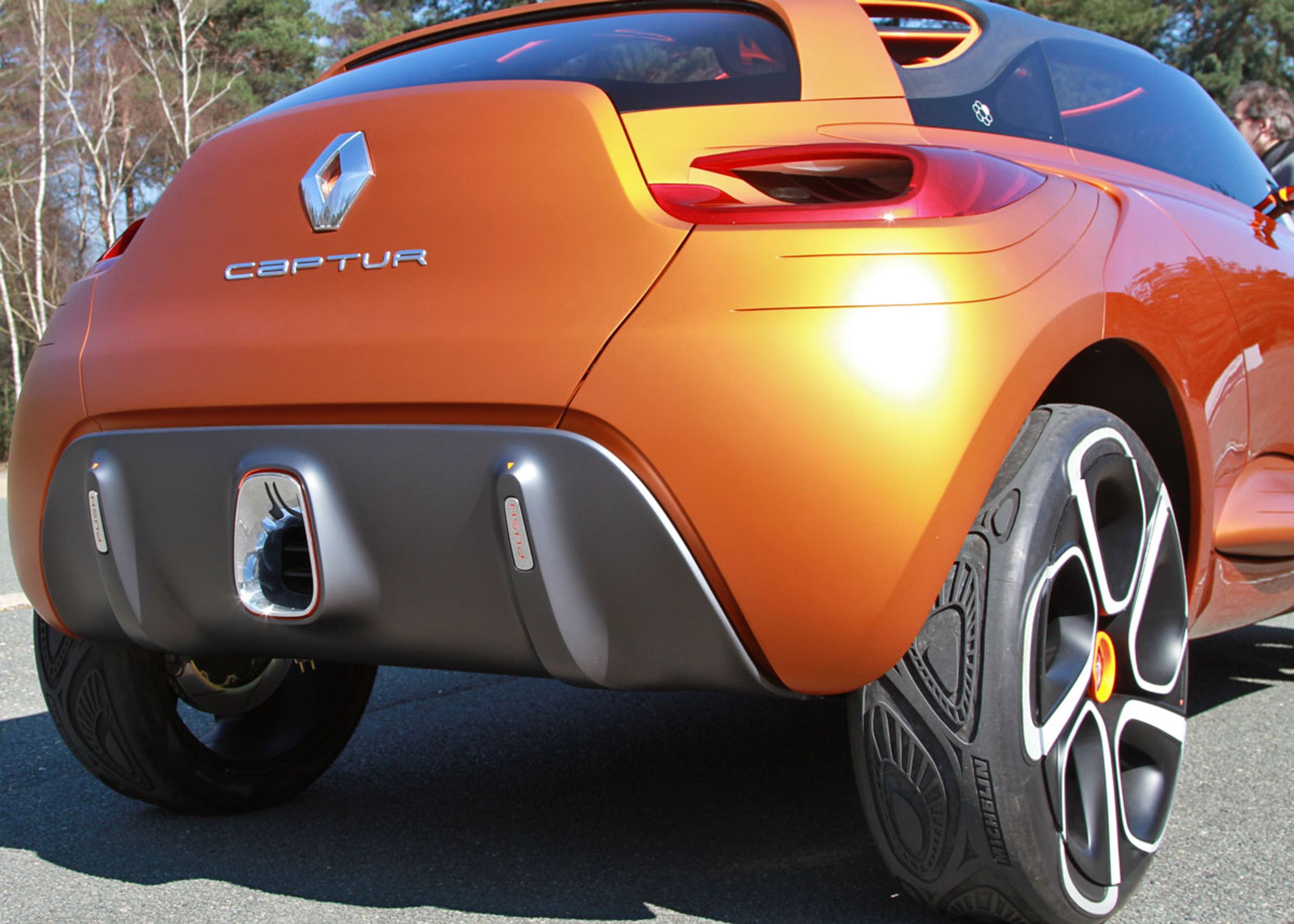 De 22 tommer hjul ser endnu større ud, fordi de hvide tegninger på fælgen fortsætter over på dæksiden.