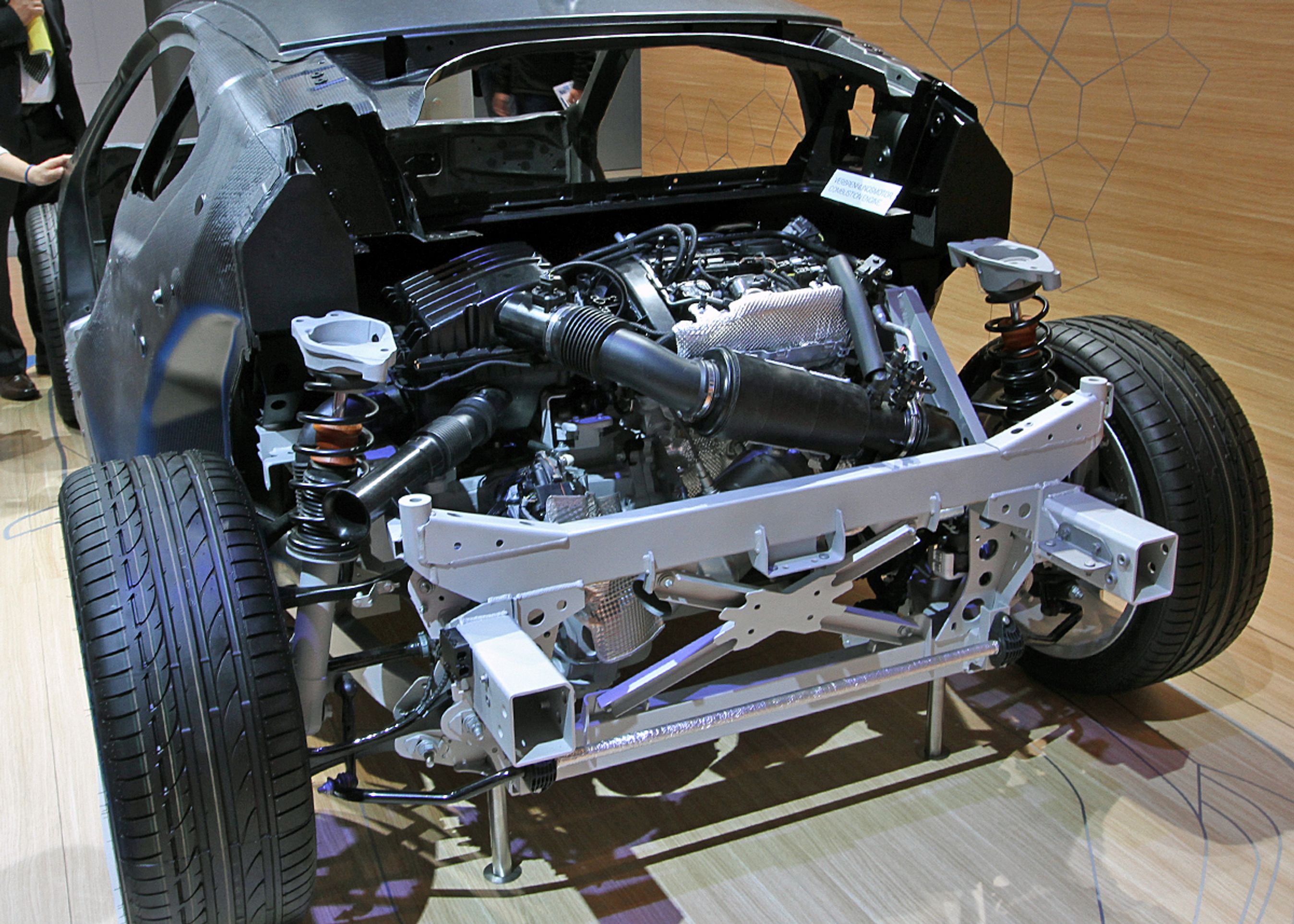 i8 har hækmotor - i hvert fald sidder benzinmotoren bagude og trækker på bagakslen.