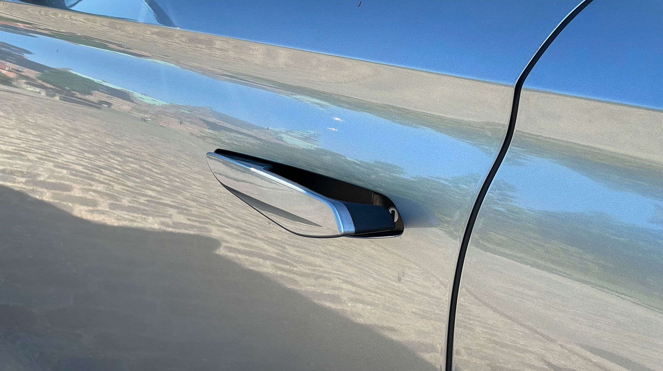 Dørgrebene dukker op fra døren, når man nærmer sig, og de glider automatisk ind, når bilen sætter i gang.